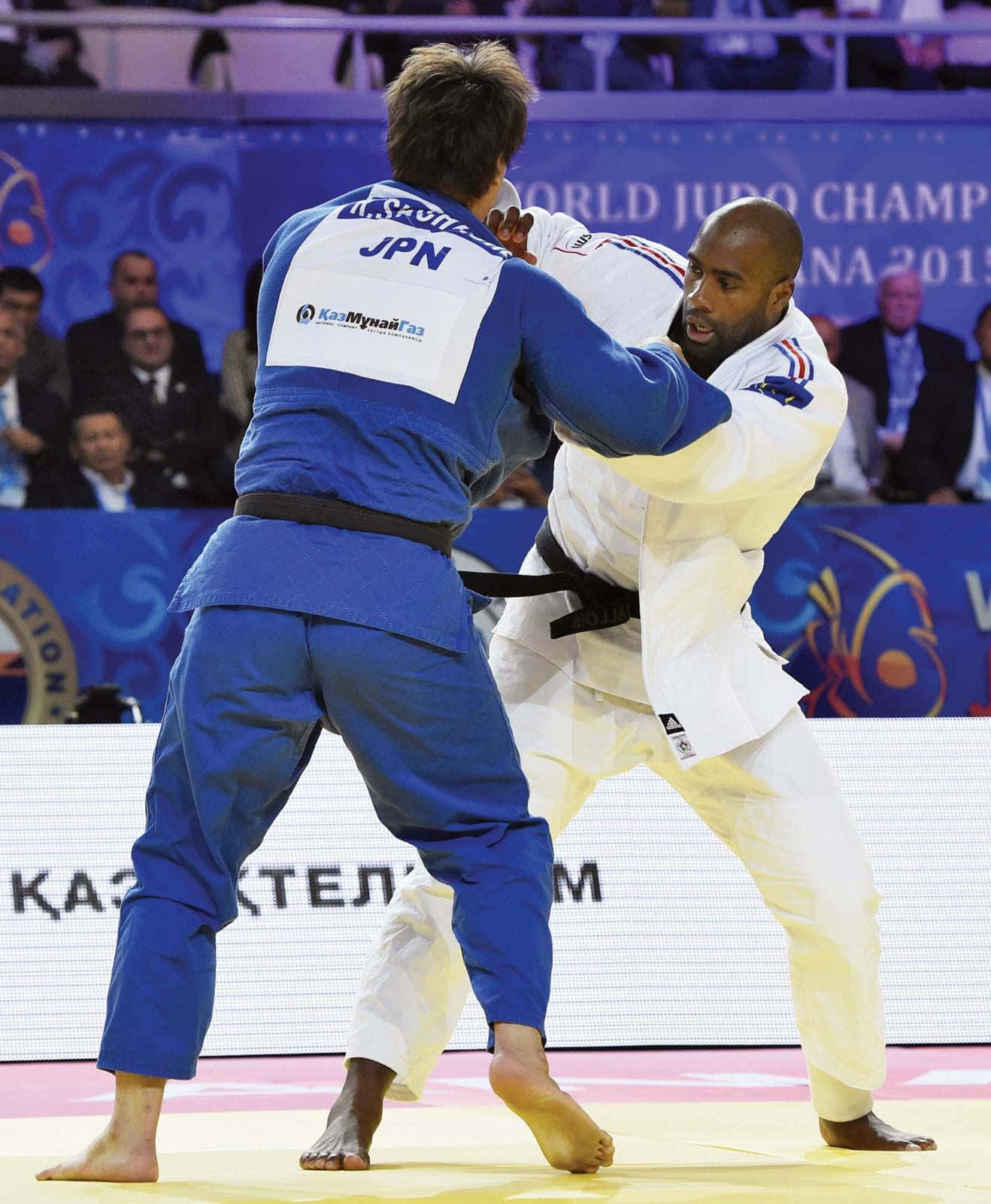 Tomænd I Blå Judo-uniformer Kæmper.