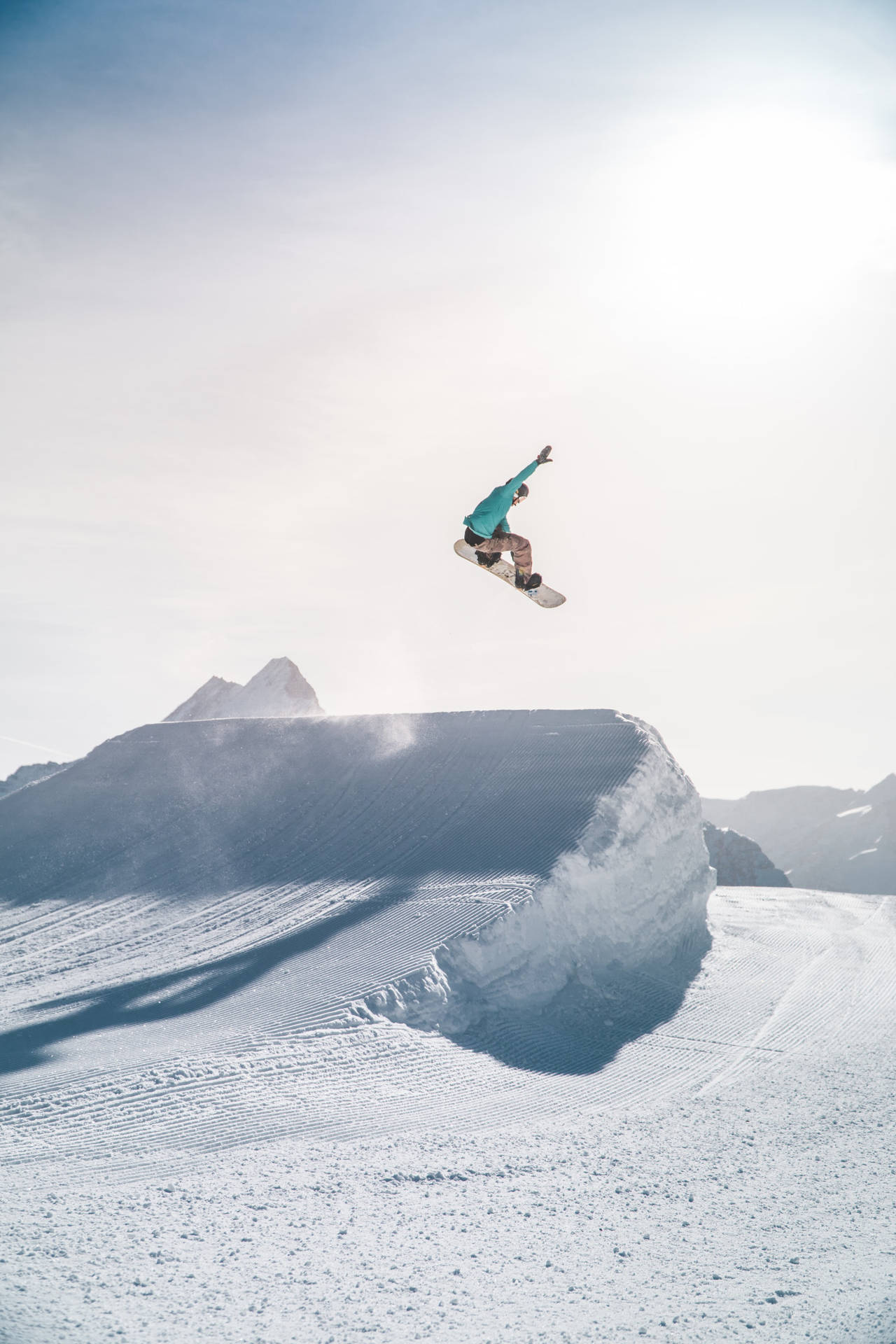 Deportede Snowboard En Una Montaña Cubierta De Nieve Fondo de pantalla