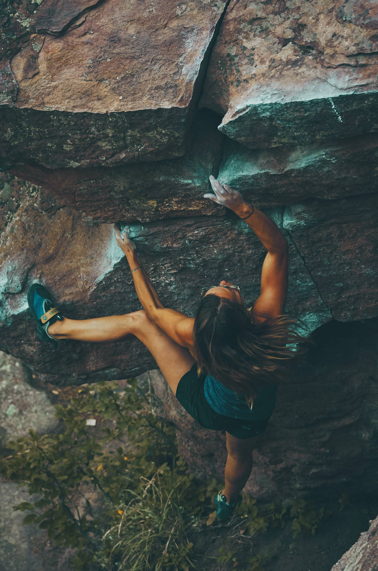 Sport Woman Mountain Climbing Wallpaper