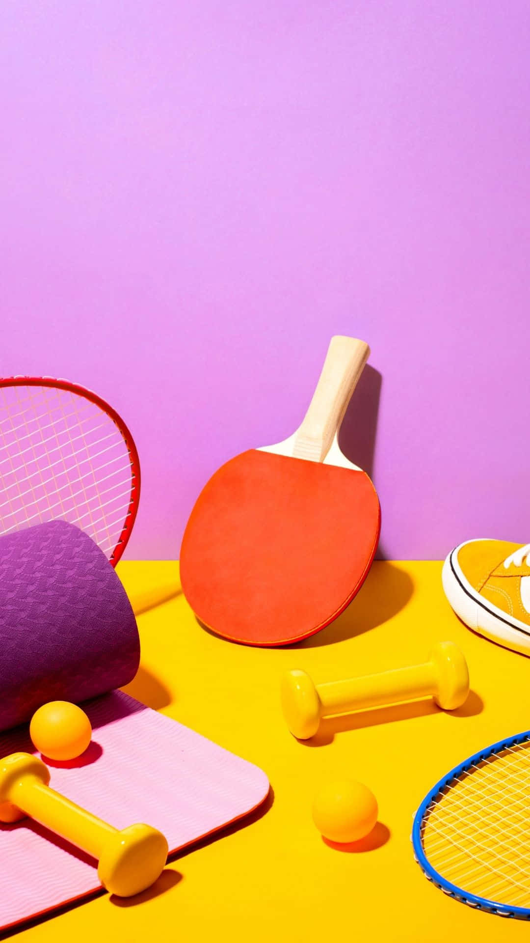 Sfondocon Immagini Di Attrezzature Sportive Per Il Badminton E Il Tennis Da Tavolo.