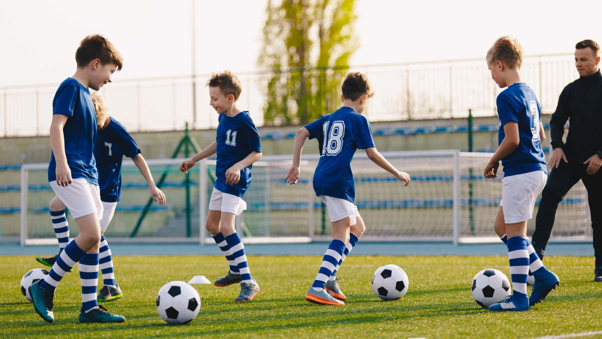 Drengene Spiller Fodbold Sports Baggrund Tapet