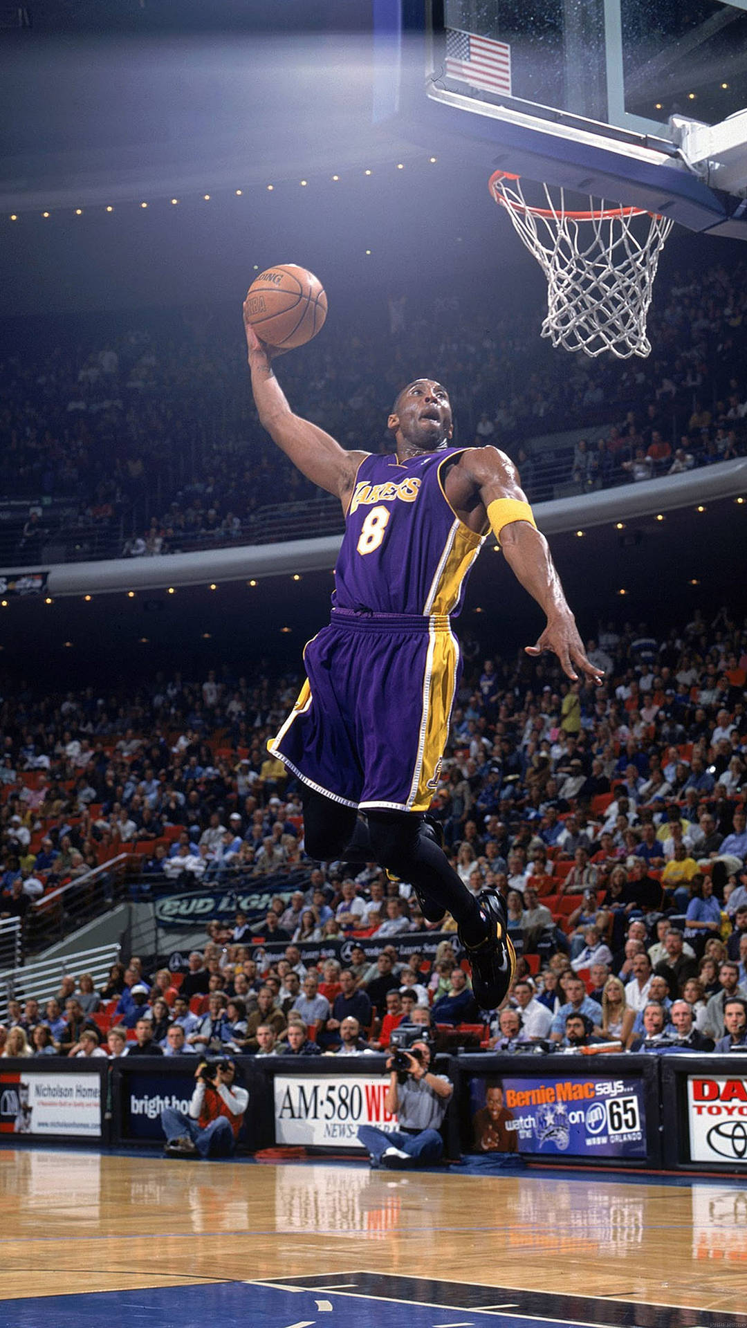 Jugadorde Baloncesto Estadounidense Kobe Bryant Haciendo Una Clavada Con Una Mano. Deportes. Iphone. Fondo de pantalla