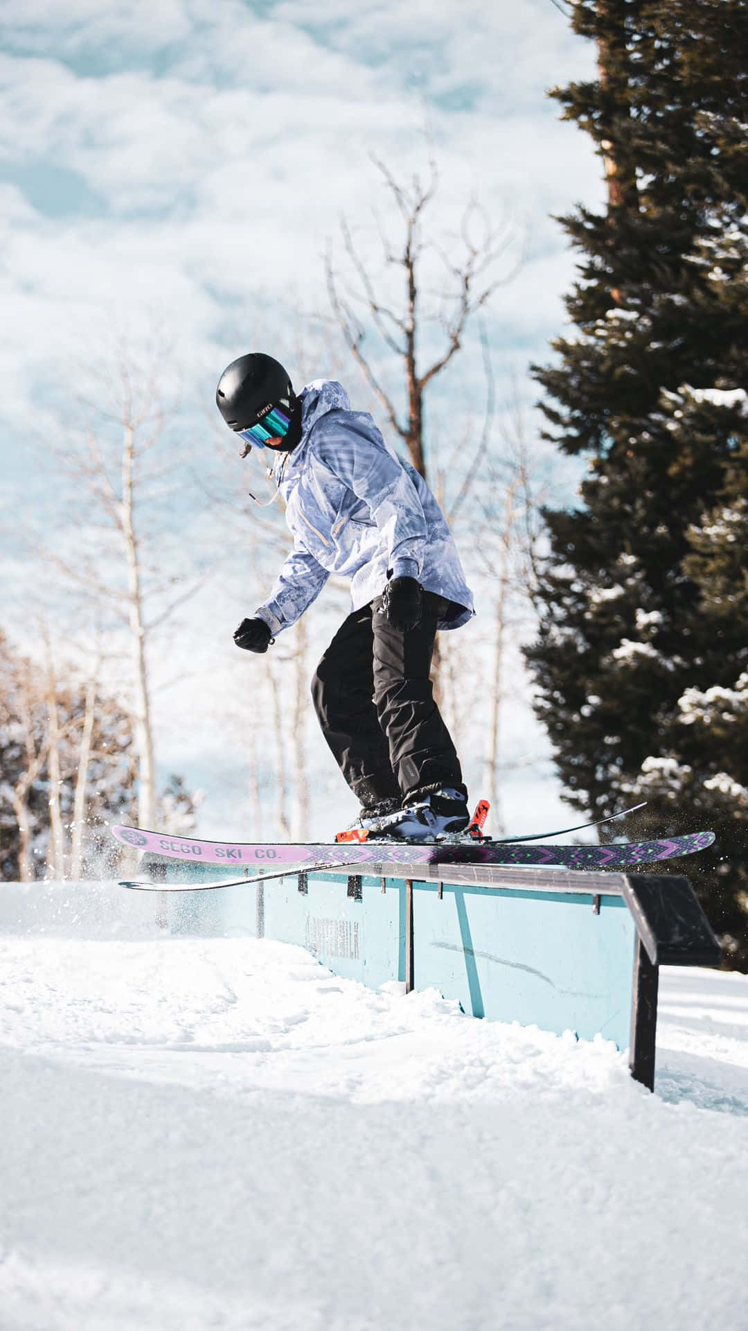 Unapersona Sta Facendo Snowboard Sfondo