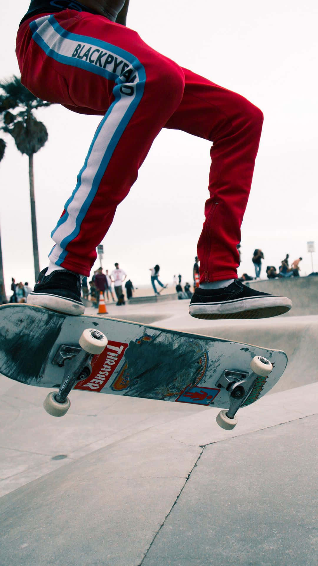 Eineperson Führt Einen Trick Auf Einem Skateboard Aus. Wallpaper