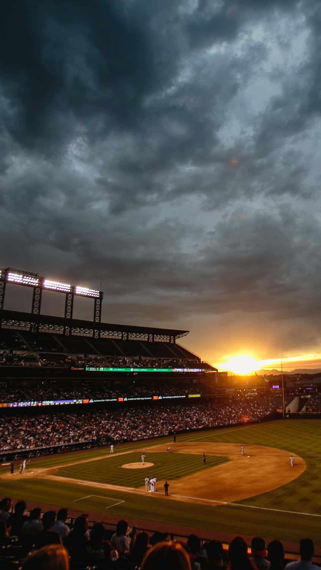 Unapartita Di Baseball Con Un Cielo Scuro E Nuvole Sfondo