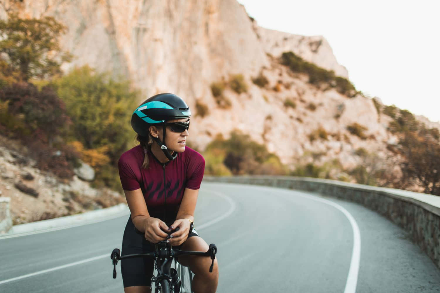 Unciclista Che Indossa Un Casco E Guida Una Bicicletta