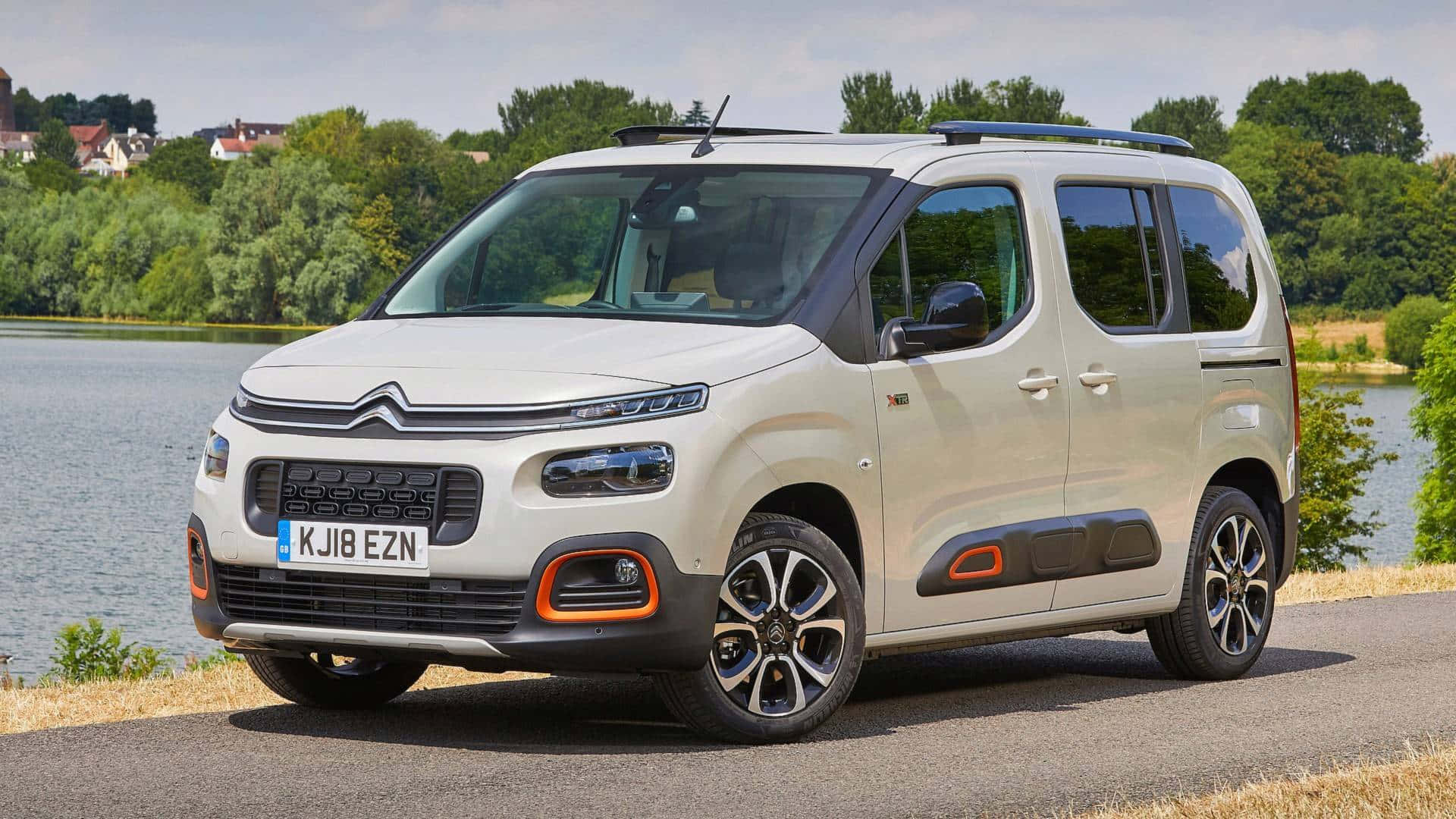 Urheilullinen Citroen Berlingo Seikkailumatkalla Taustakuva