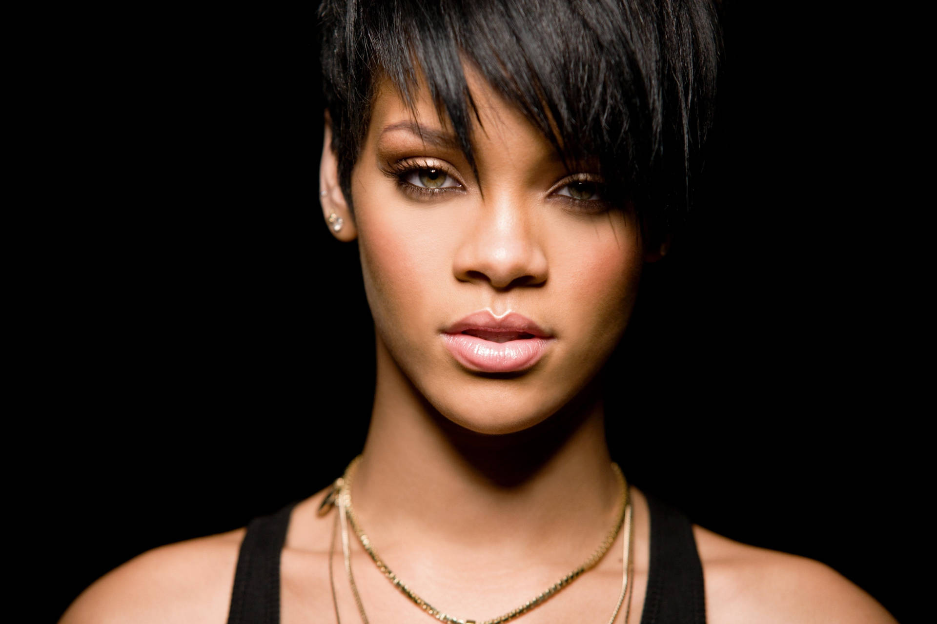 Rihanna in sporty look with short hair Wallpaper