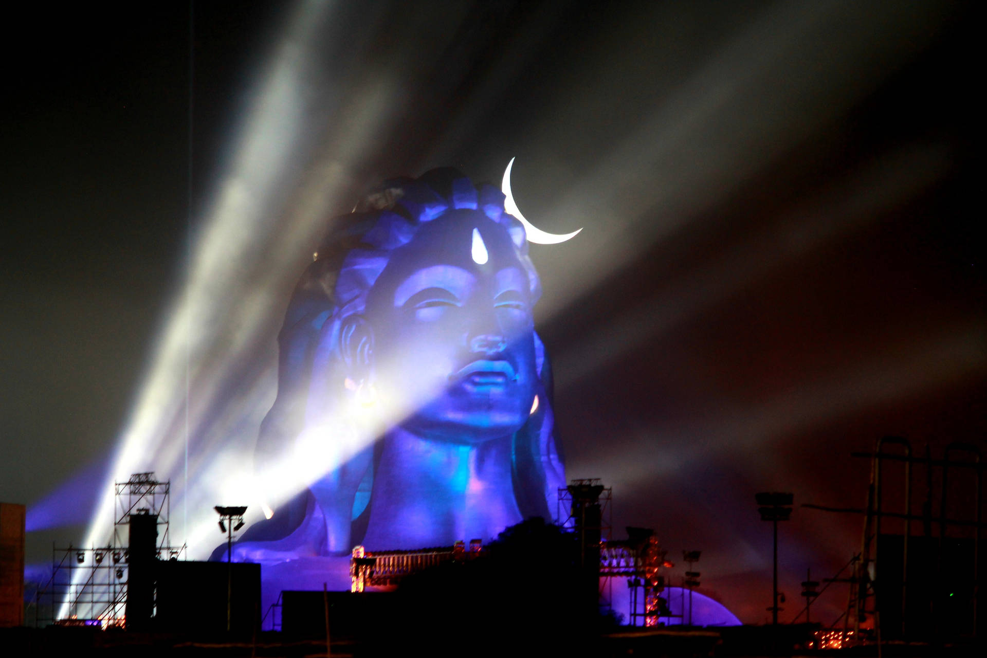 Hold spotlyset på Adiyogi Shiva Statue i Himalayaerne Wallpaper