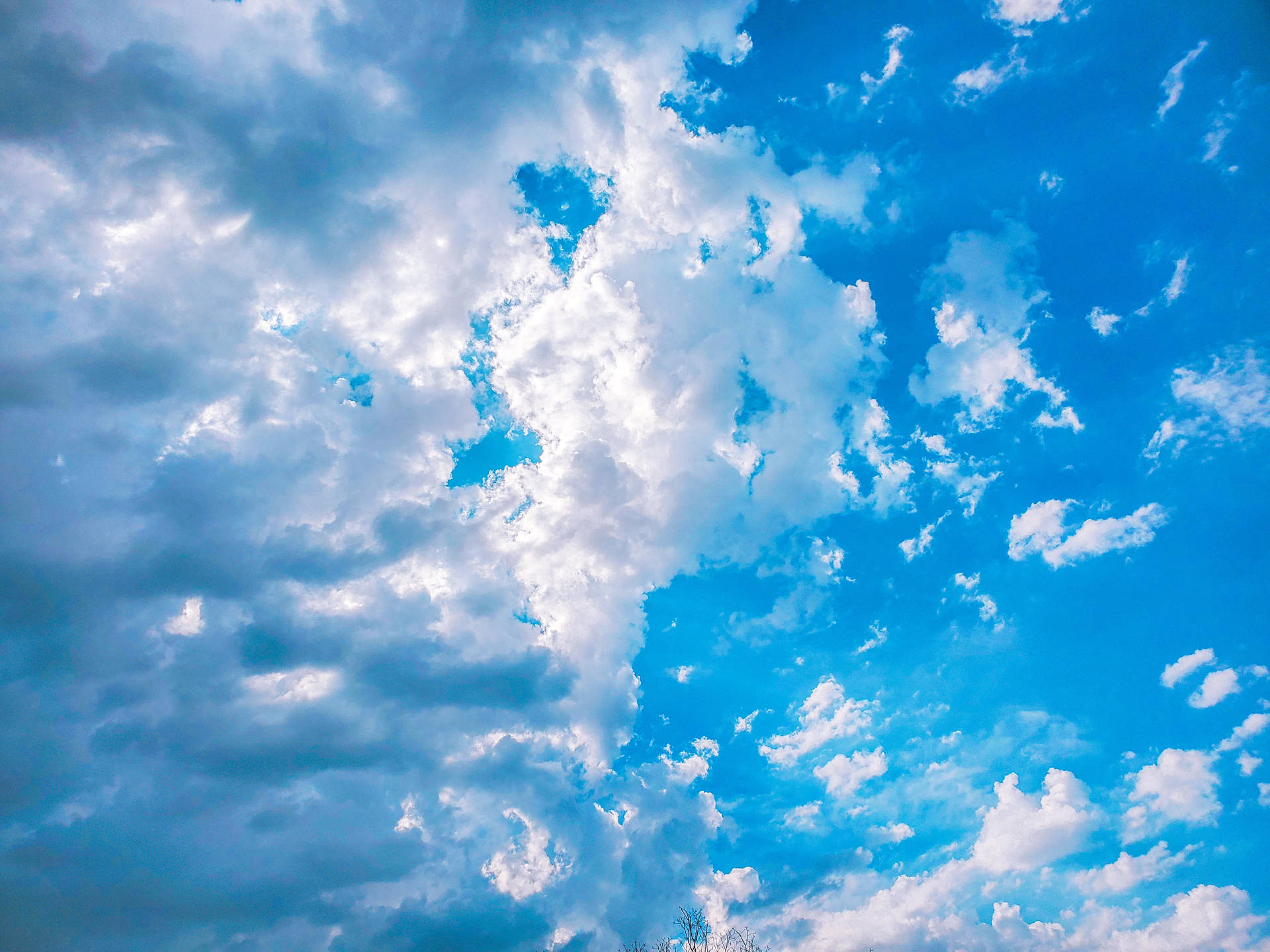 Esparcimientode Un Acogedor Y Esponjoso Wallpaper De Nubes Acuáticas. Fondo de pantalla