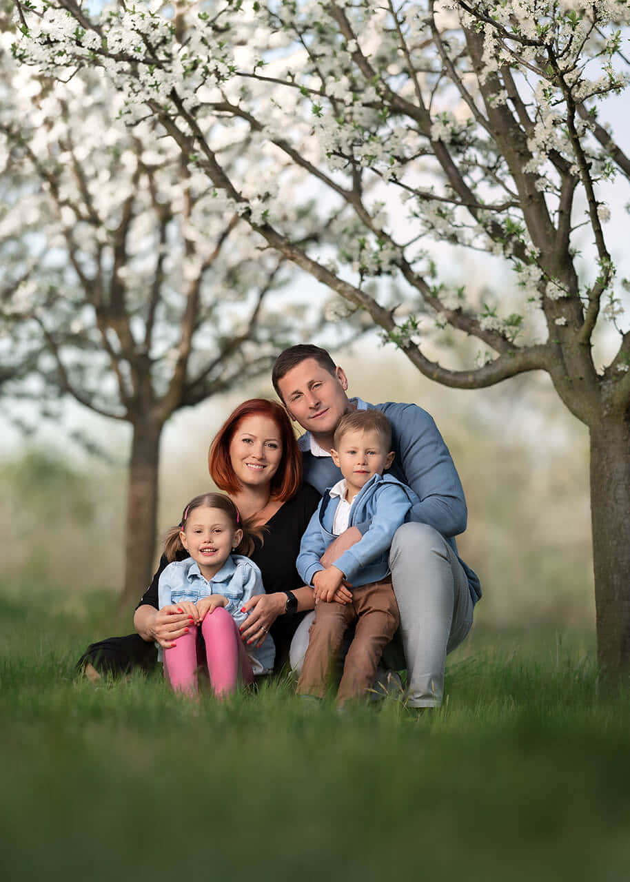 Familienporträtsin Einem Blühenden Obstgarten