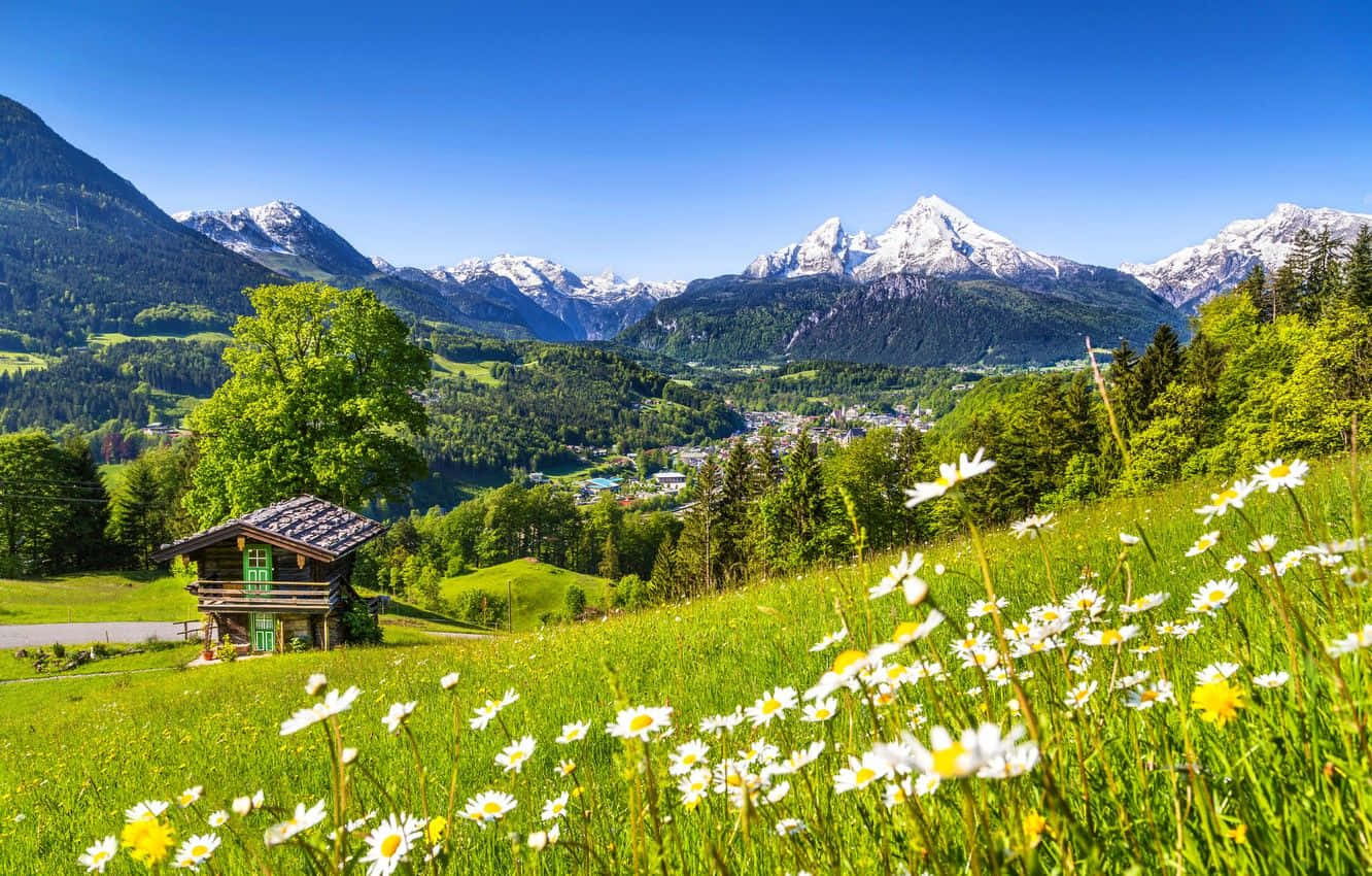 Elsol Poniéndose Sobre Un Exuberante Paisaje De Montañas Primaverales. Fondo de pantalla