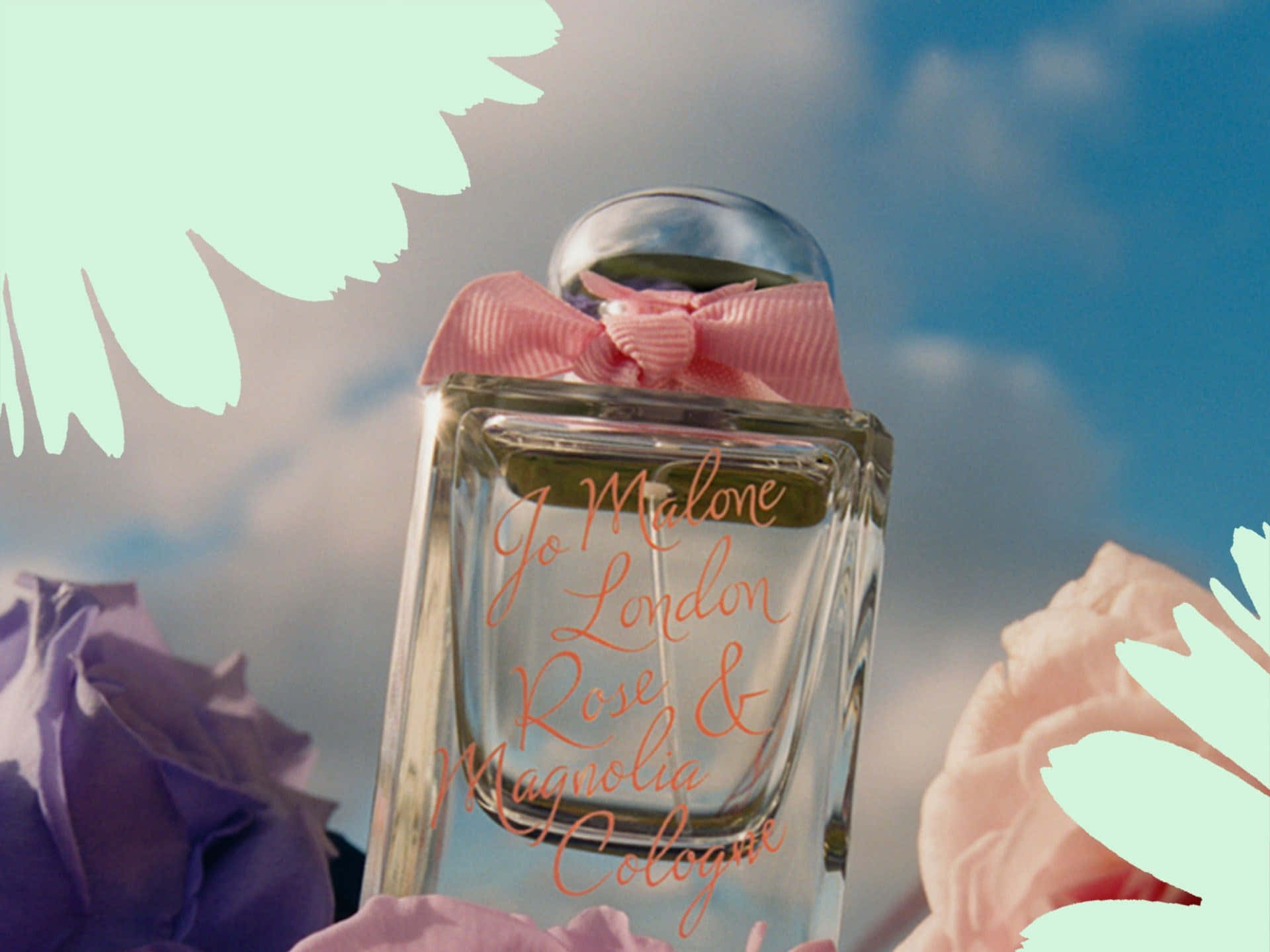 Botellasde Perfume De Primavera Sobre Una Mesa De Madera En Medio De Flores En Flor Fondo de pantalla