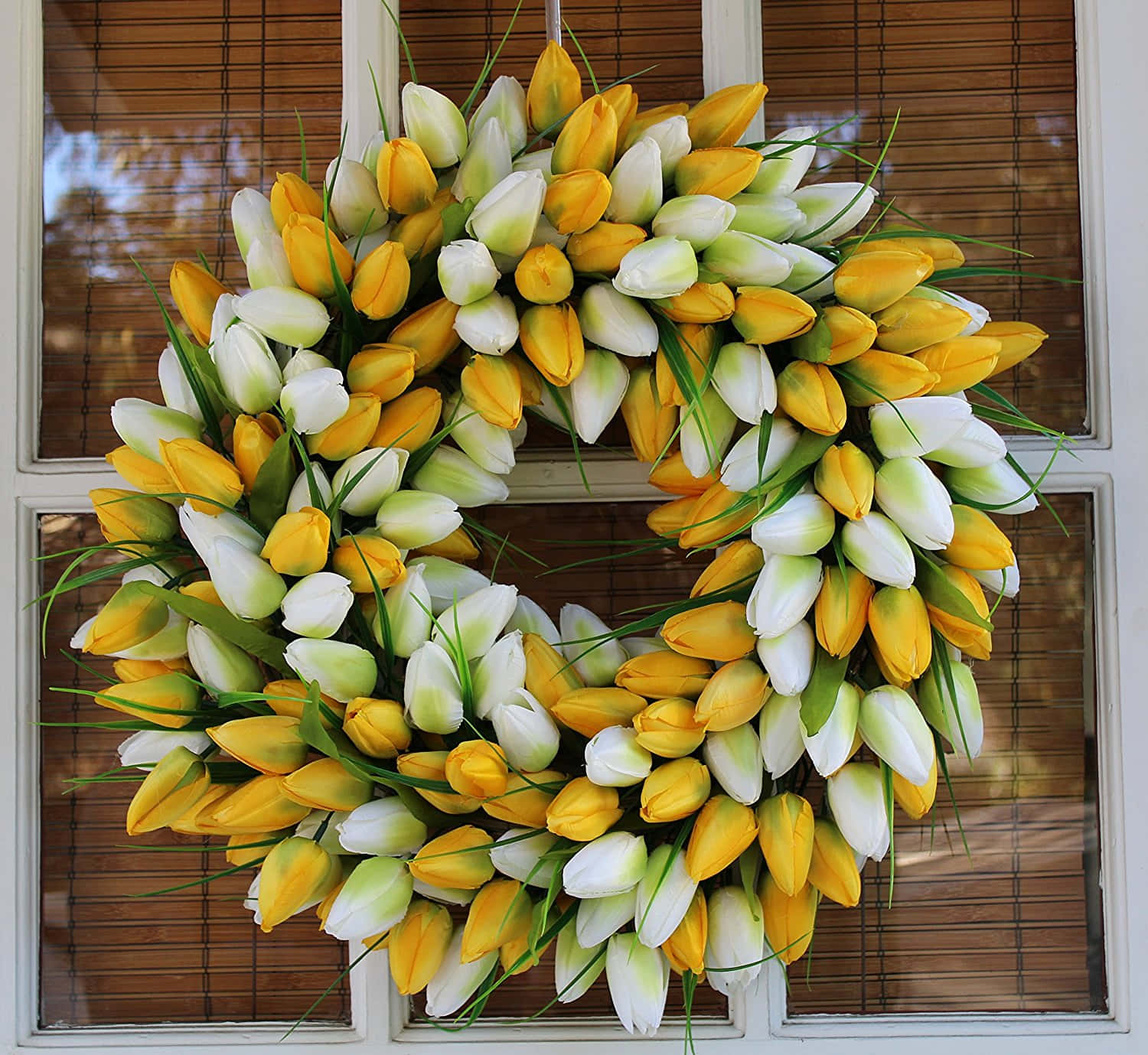Captionhermosa Corona De Primavera Con Flores Coloridas En Una Puerta De Madera Rústica. Fondo de pantalla
