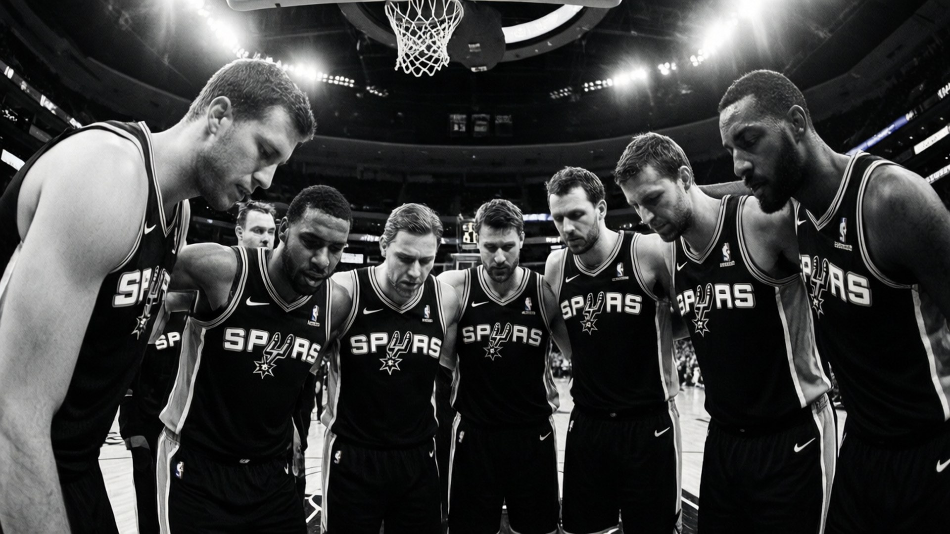 Spurs team-huddle Achtergronden — Zwart-witte intense teamomhelzing van de Spurs voor een wedstrijd