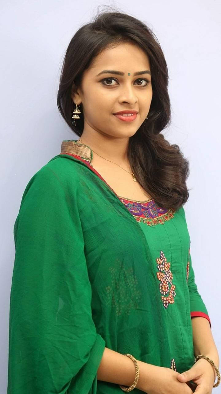 Sridivya Im Grünen Kleid Wallpaper