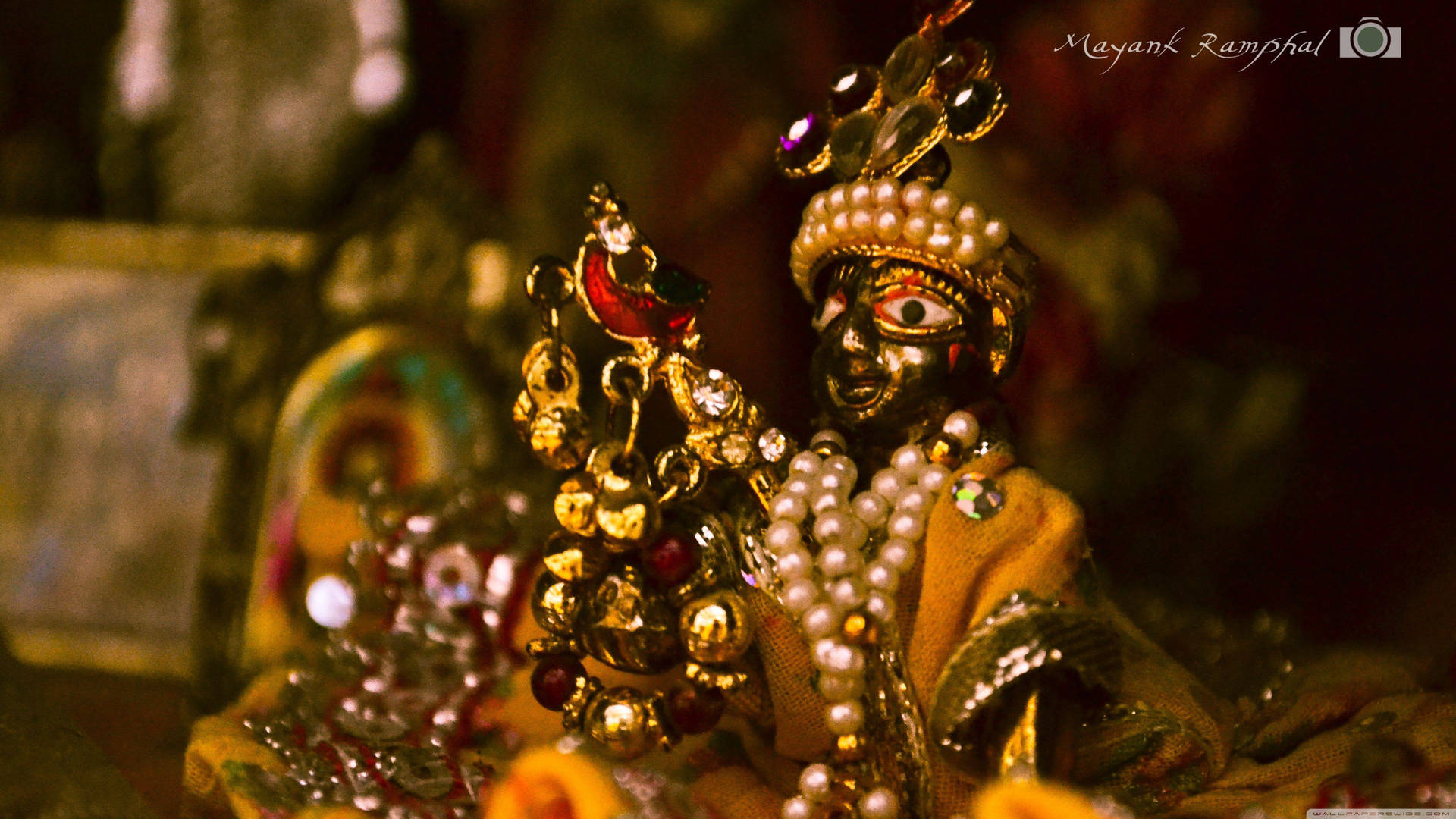 Estatuade Sri Krishna En Oro Para Tu Escritorio Con Perlas. Fondo de pantalla