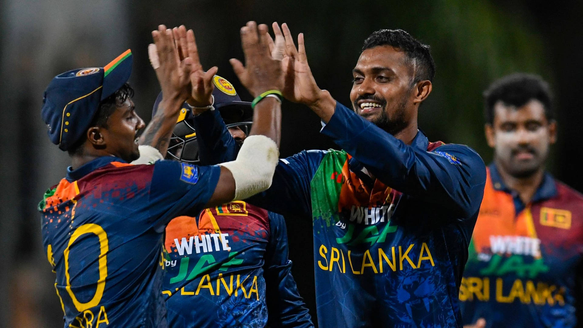 Sri Lanka Cricket Spillere Glædesfuld Tapet Wallpaper