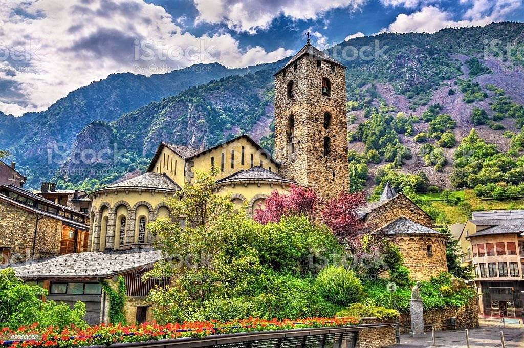 Iglesiacatólica De San Esteve En Andorra Fondo de pantalla