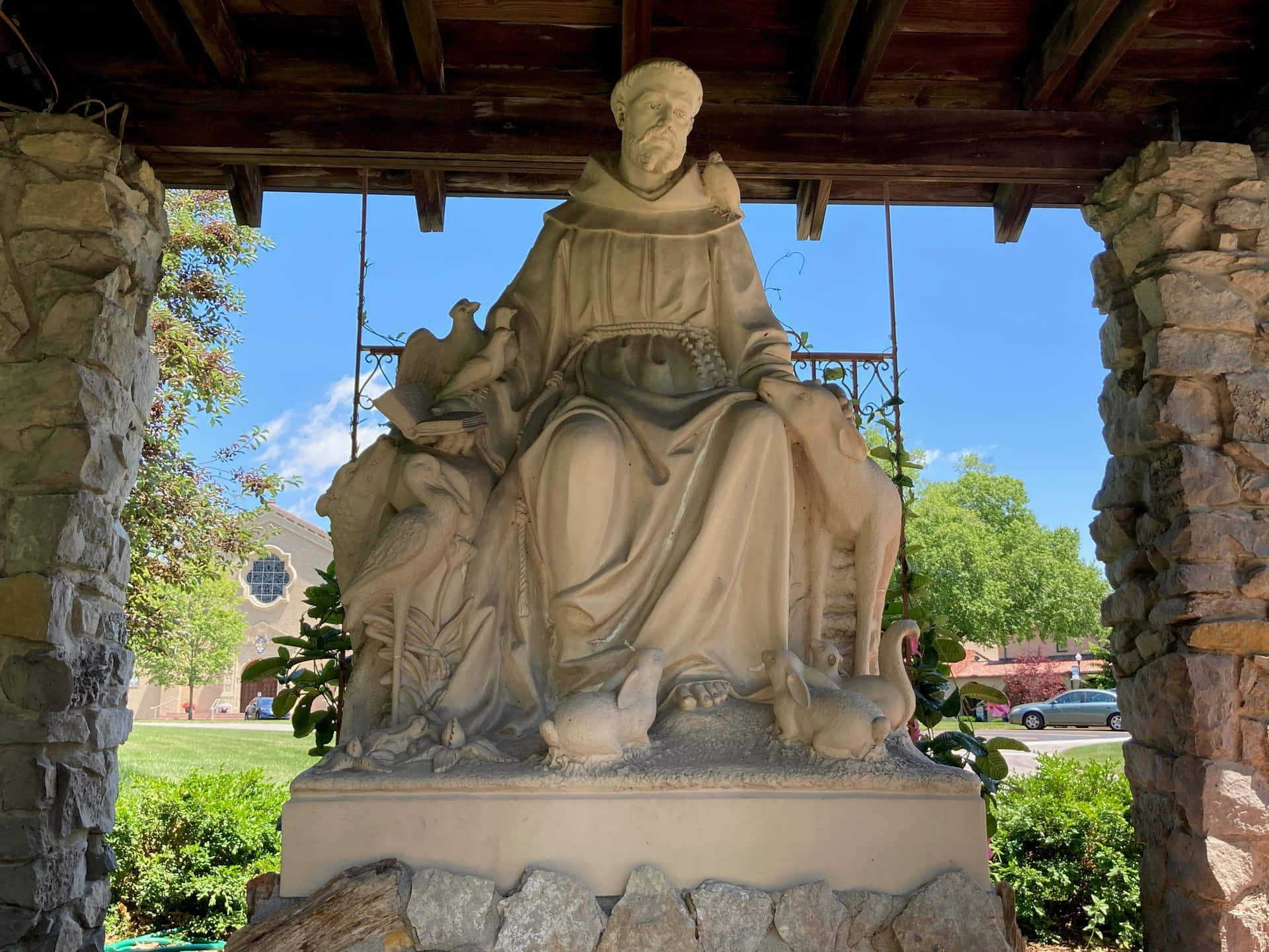 Statue De Saint François D'assise En Milieu Extérieur Fond d'écran