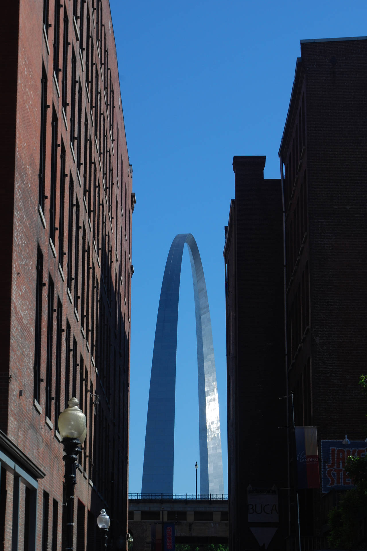 Majestic View of the Iconic St. Louis Arch Wallpaper