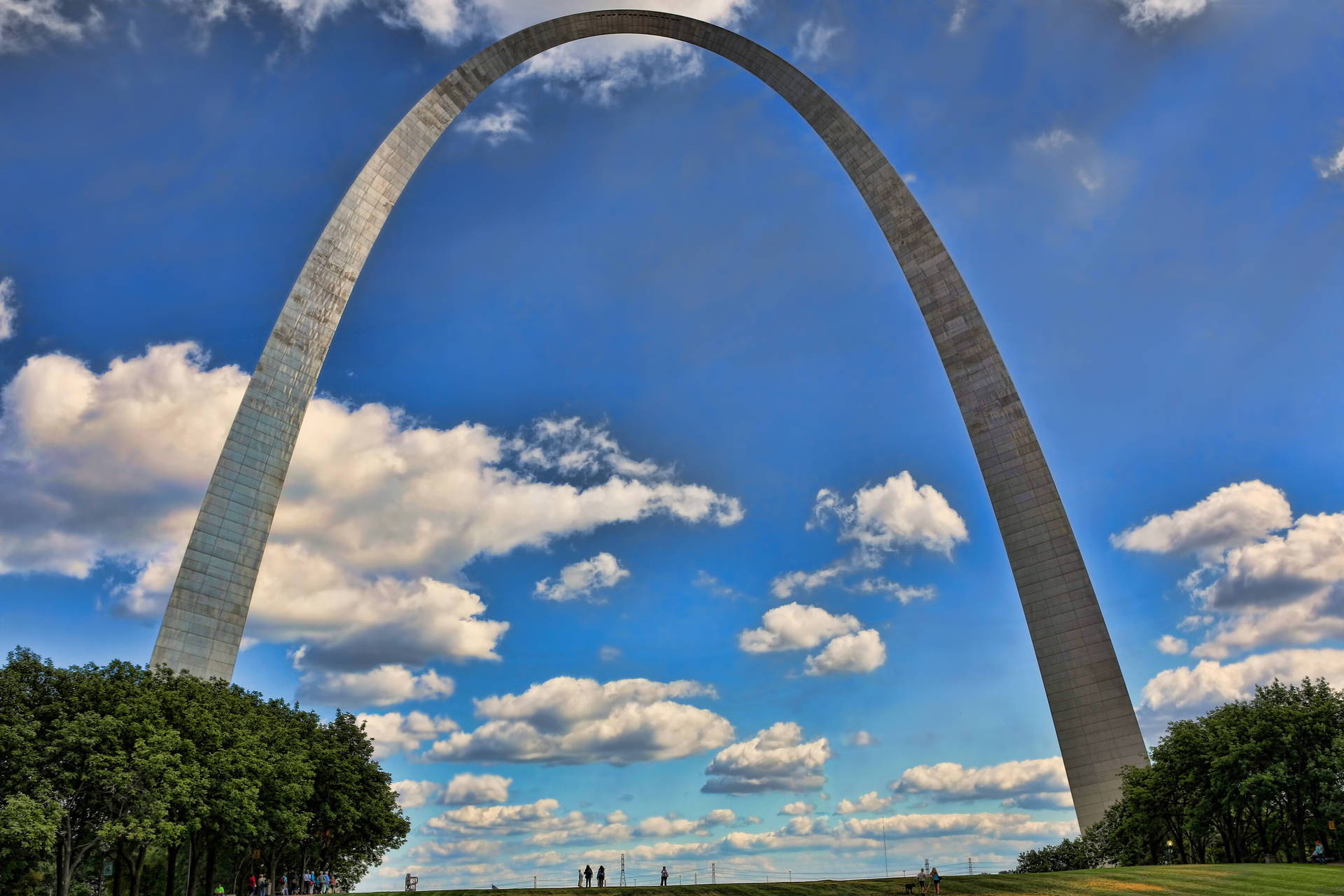 St. Louis Arch Fluffy Clouds Wallpaper