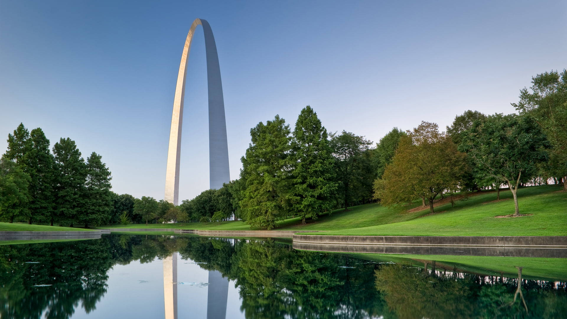 The Majestic St. Louis Arch amidst Nature Wallpaper