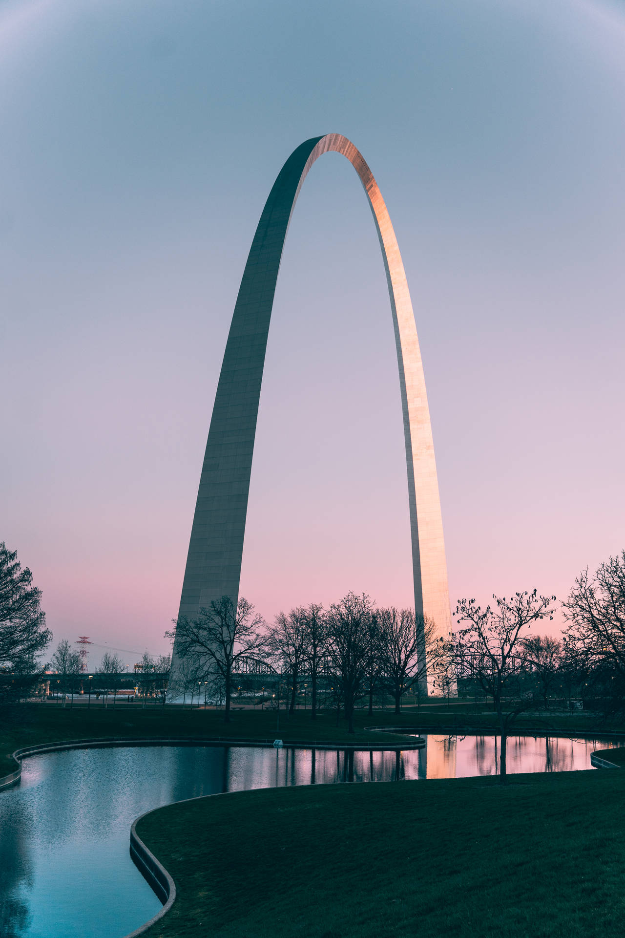 Majestic St. Louis Arch Against a Vibrant Purple Sky Wallpaper