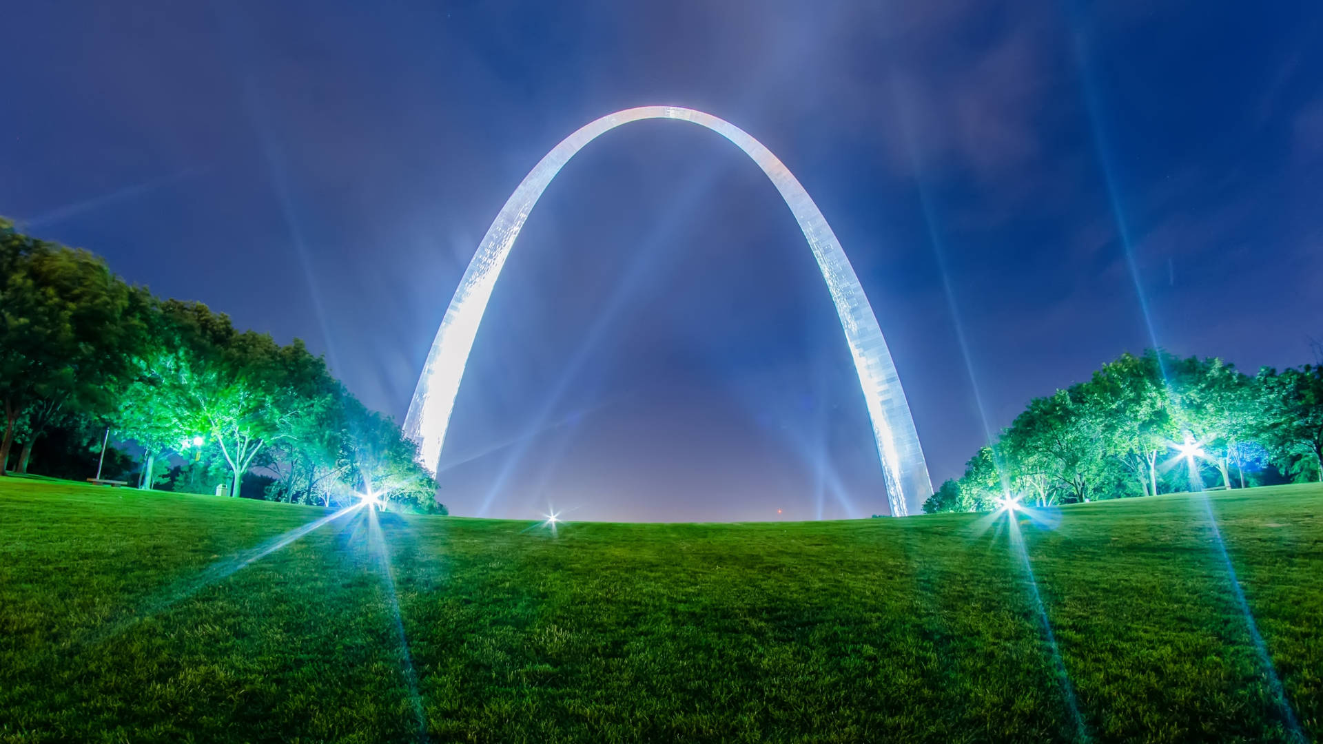 An attractive display of the splendid St Louis Arch glowing under the lively night lights. Wallpaper