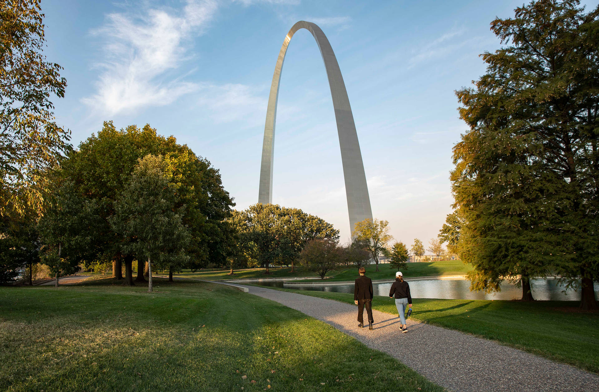 St. Louis Arch Two People Wallpaper