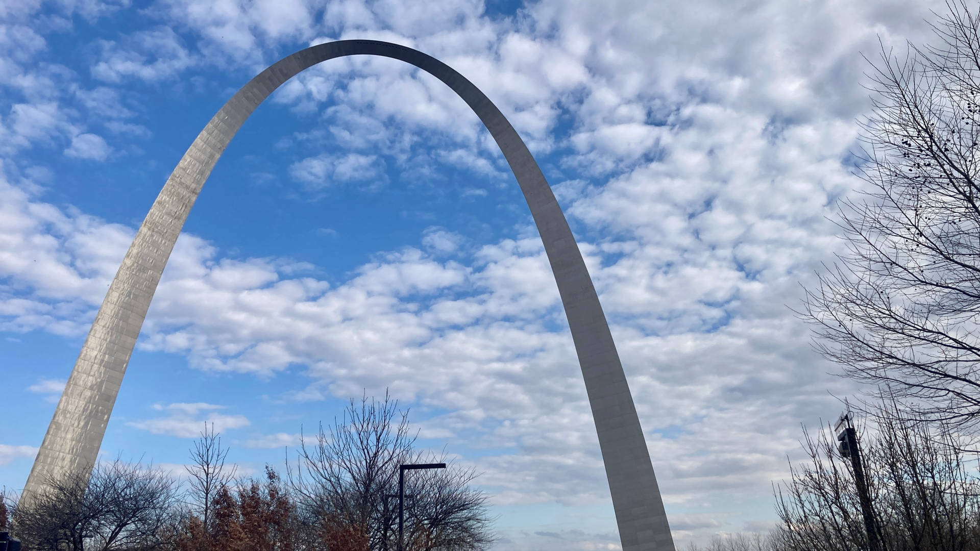 St. Louis Arch White Clouds Wallpaper