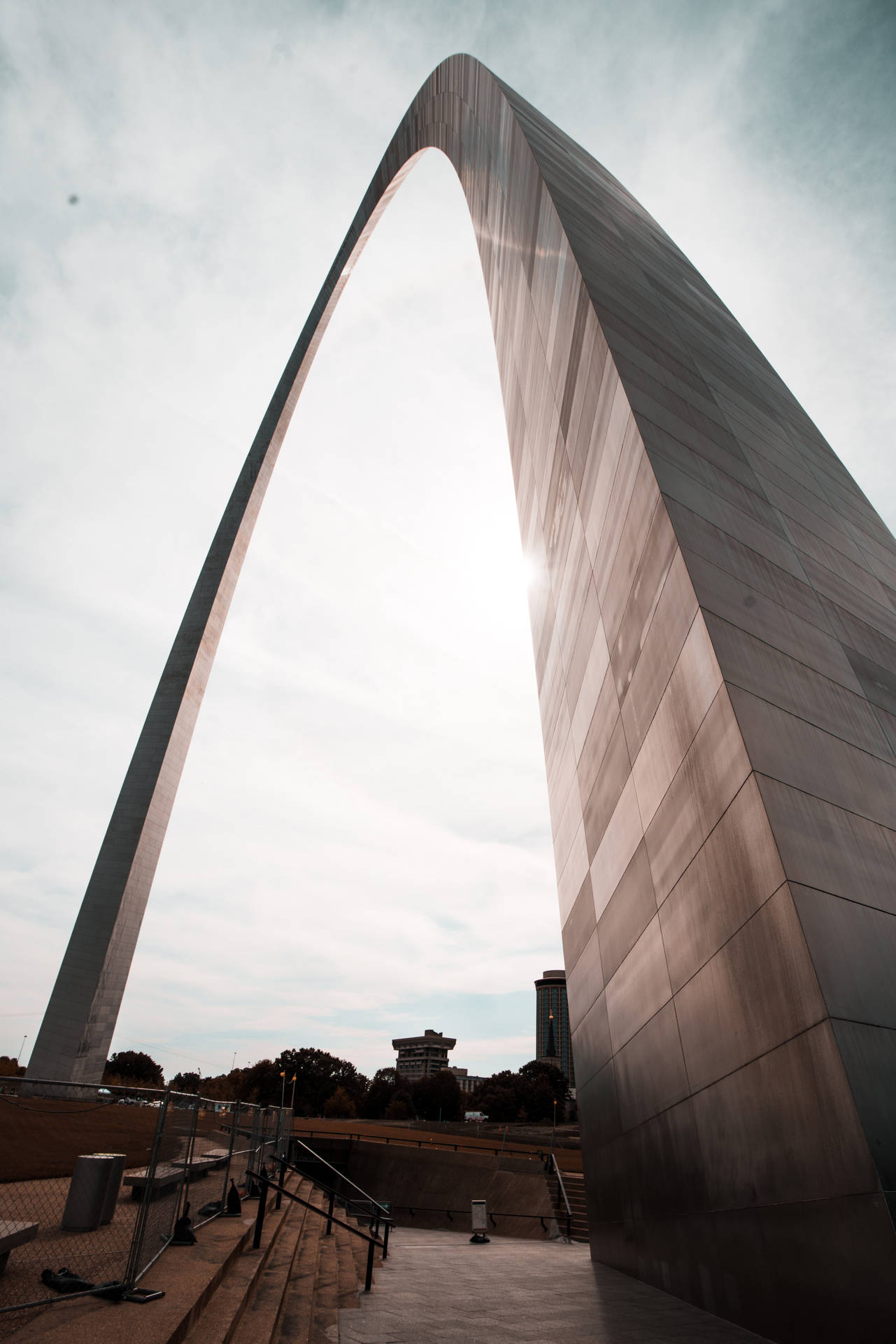 St. Louis Arch White Sky Wallpaper