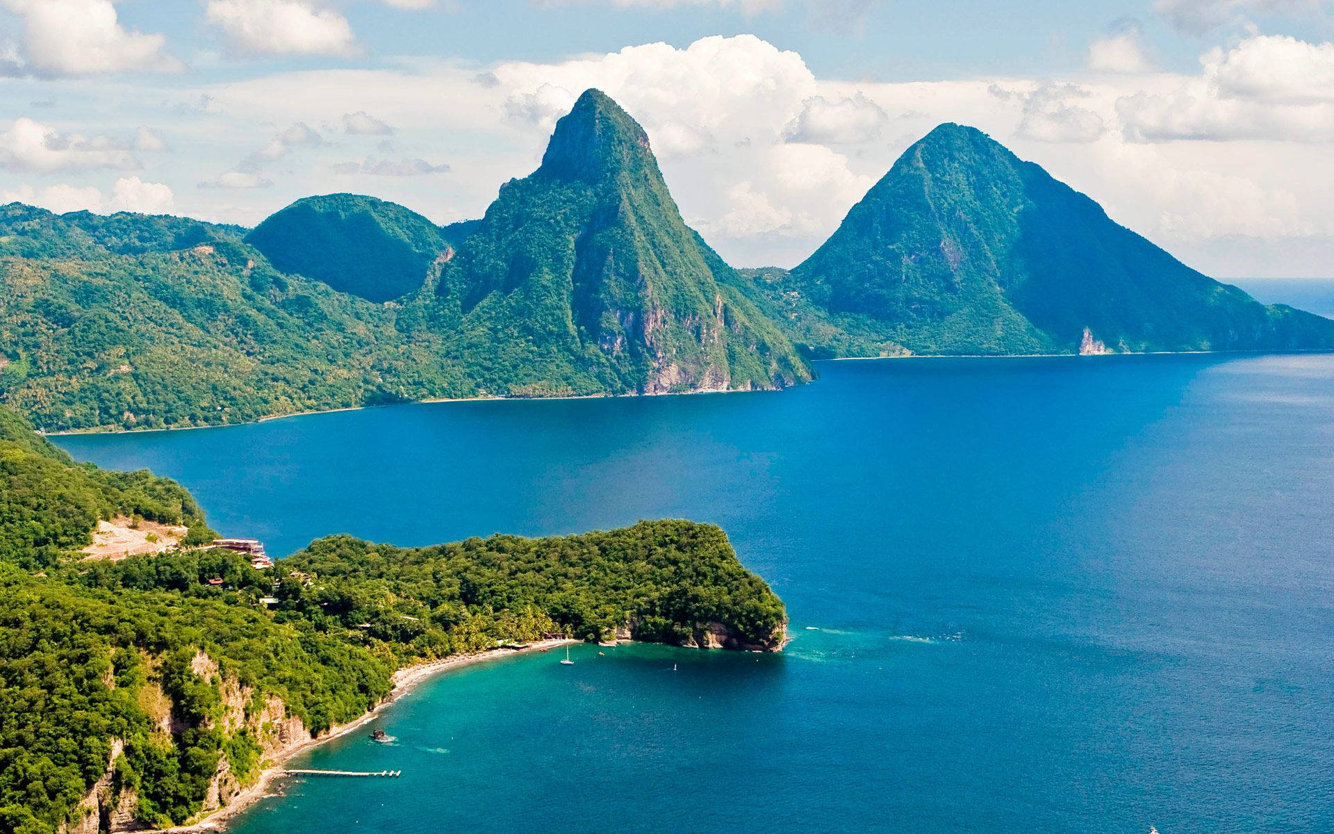 St. Lucia Jade Mountain er forlovet med et vandret terrakotta-design. Wallpaper