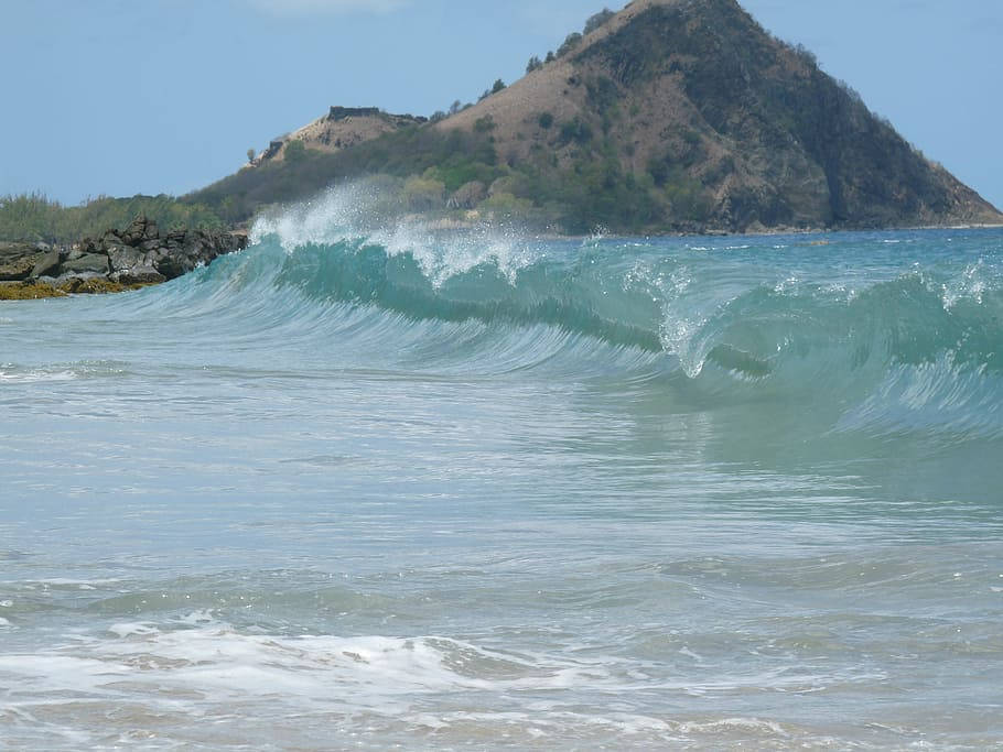 St. Lucia Tall Seawaves stiger op fra det mørke blå. Wallpaper