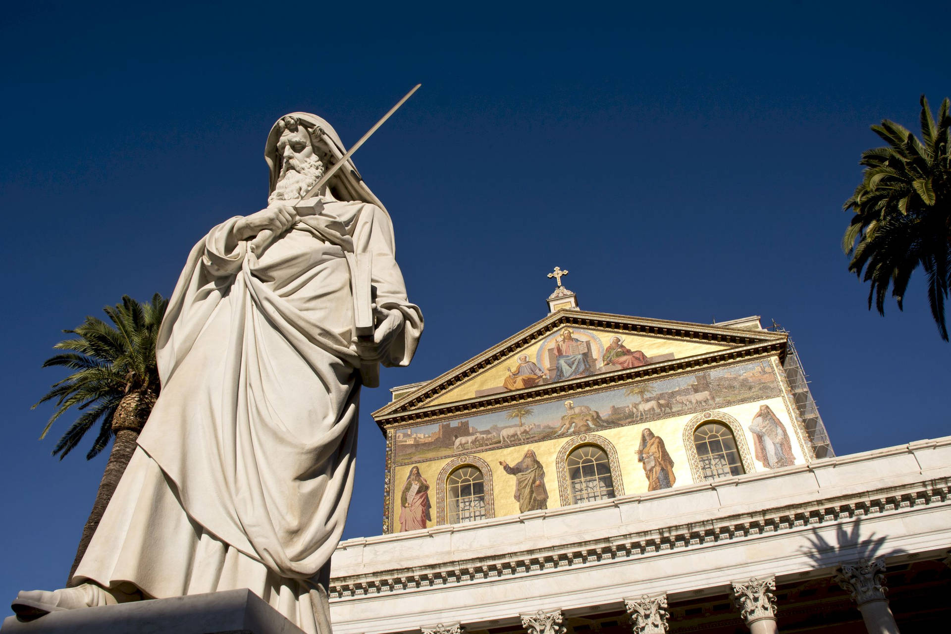 Statuedes Heiligen Paulus, Der Ein Schwert Hält. Wallpaper