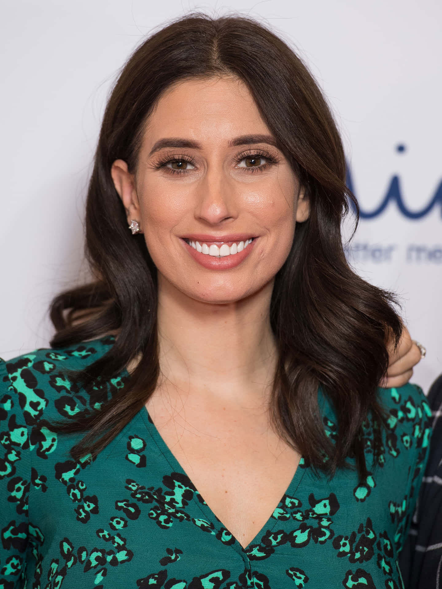 Stacey Solomon Smilende Arrangement Portrett Bakgrunnsbildet