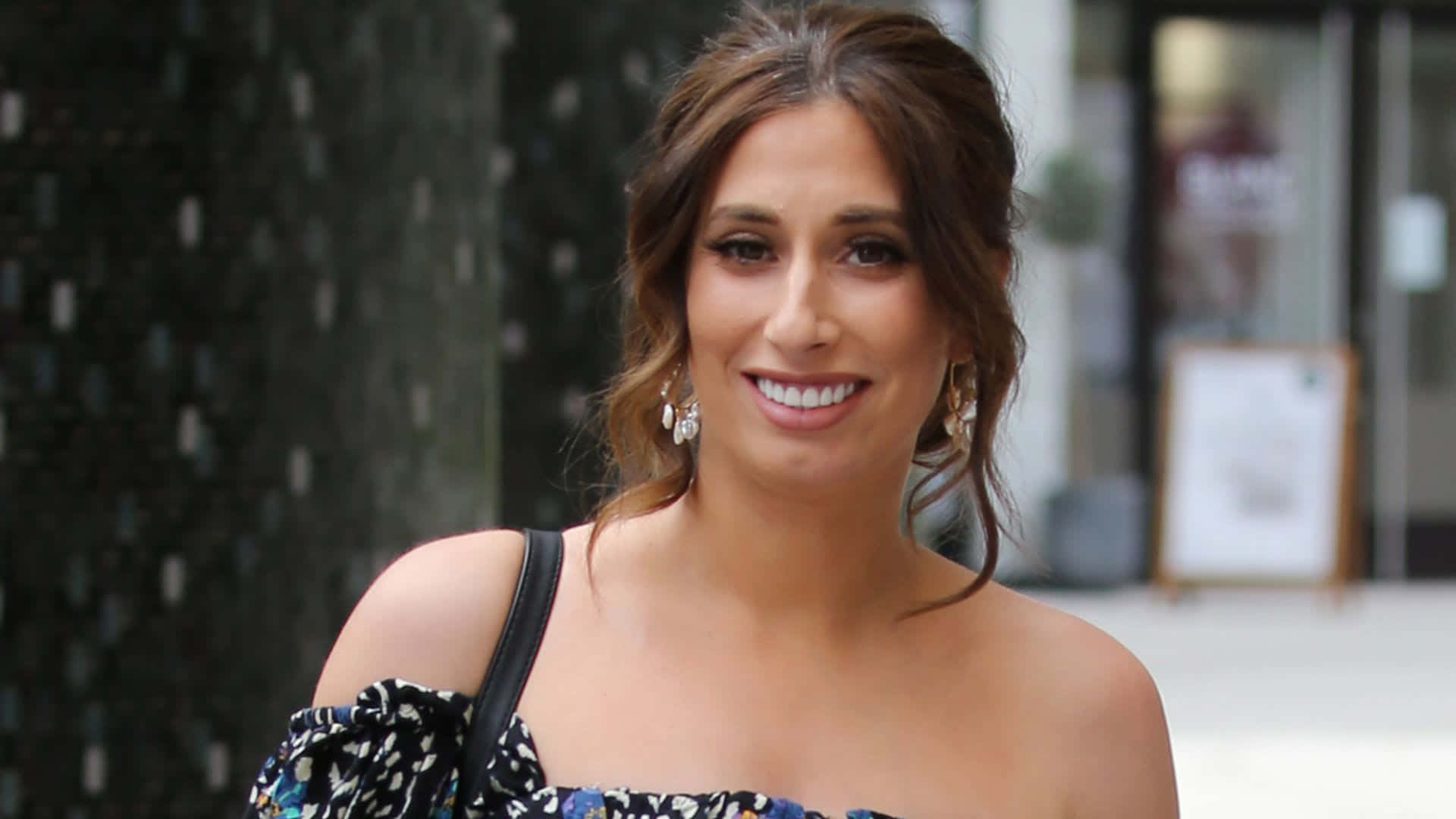 Stacey Solomon Tersenyum Di Luar Ruangan Wallpaper