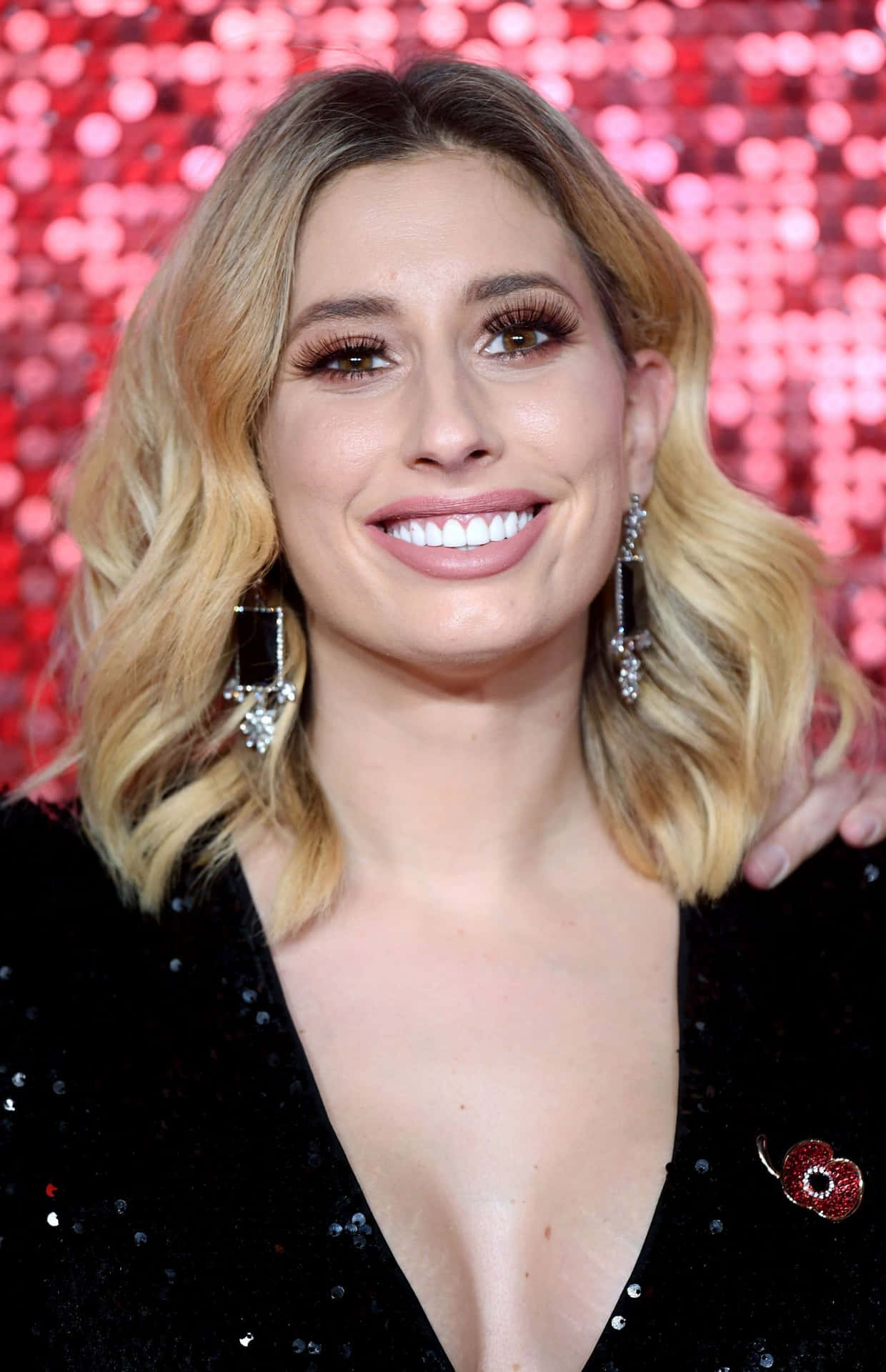 Stacey Solomon Smilende Rødt Teppe Arrangement Bakgrunnsbildet