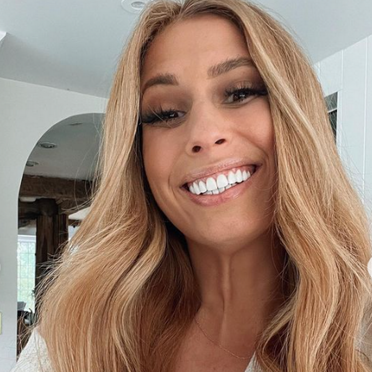 Selfie Souriant De Stacey Solomon Fond d'écran