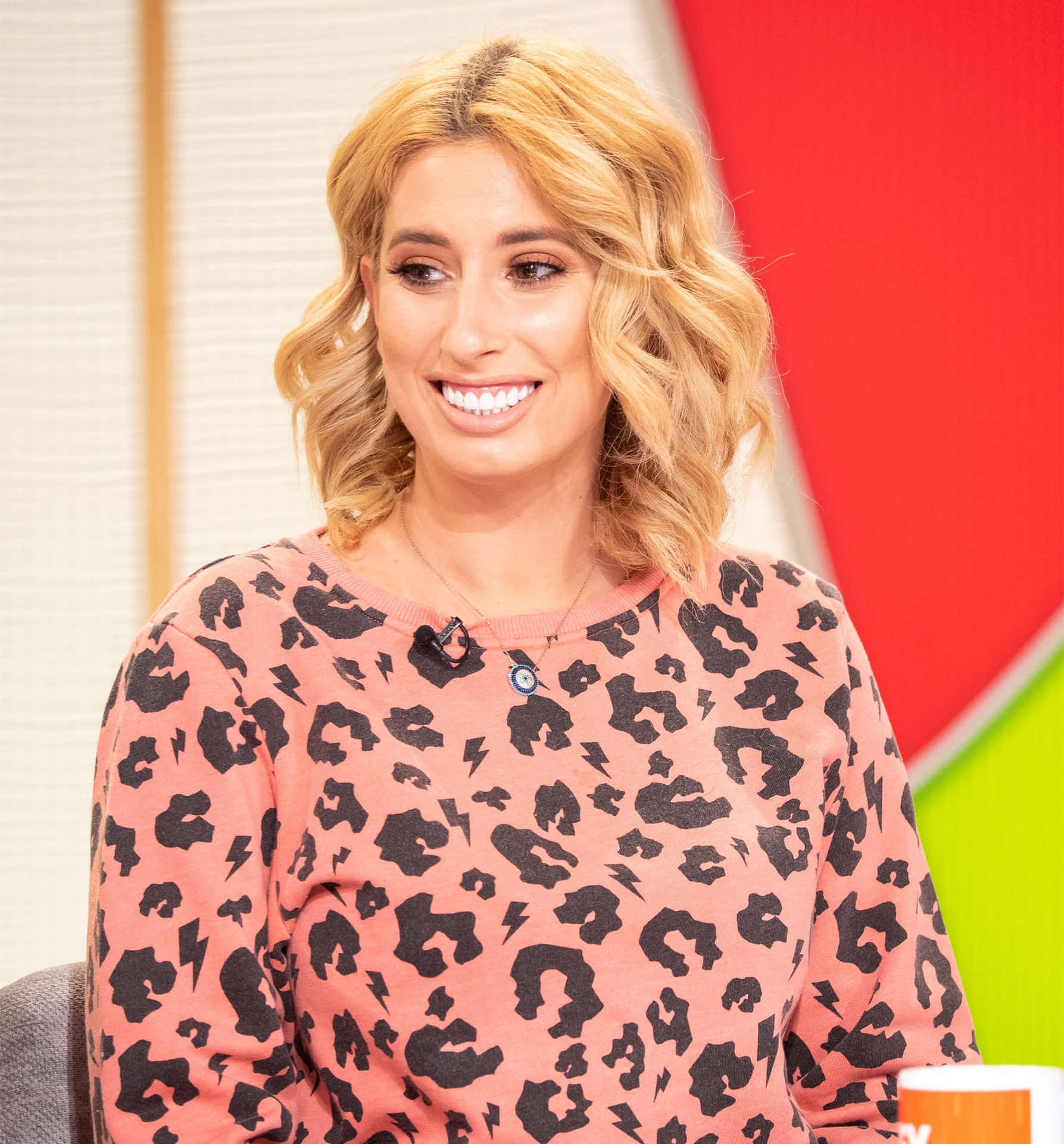 Stacey Solomon Hymyilee Leopardikuosisessa Paidassa Taustakuva