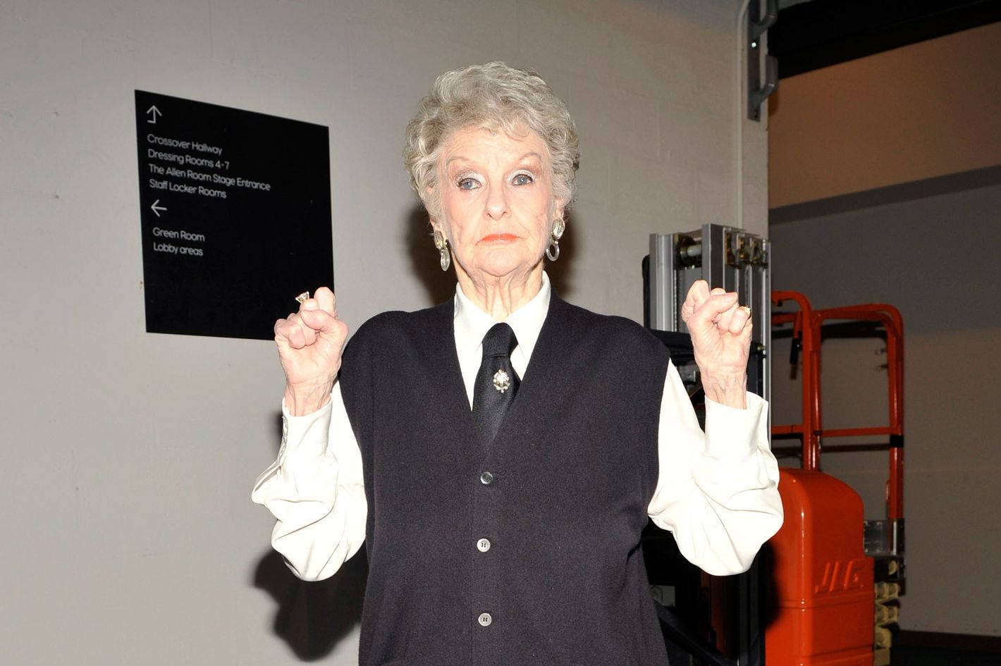 Stage Actress Elaine Stritch In Black Tights Wallpaper