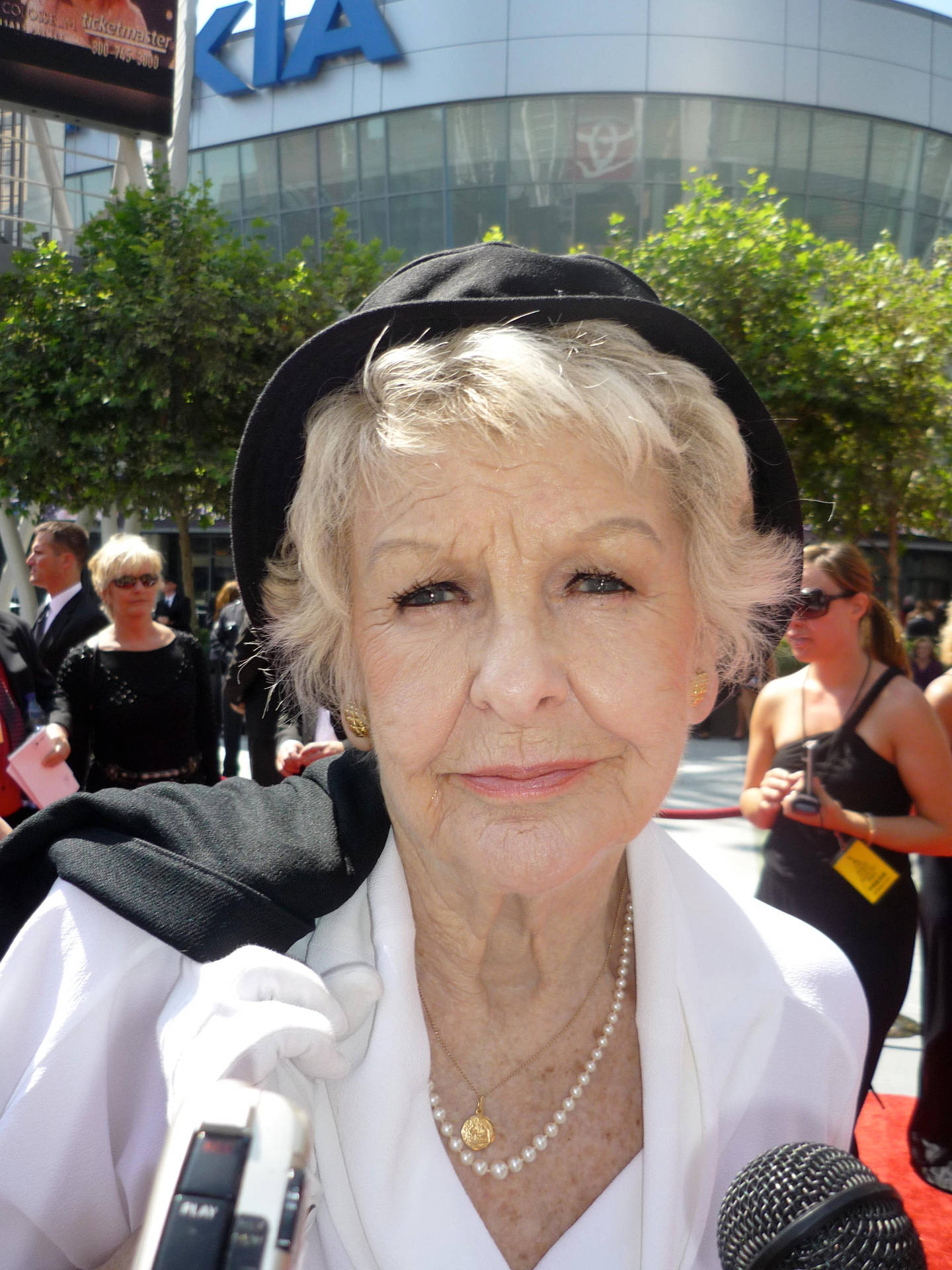 Stage Actress Elaine Stritch In White Wallpaper