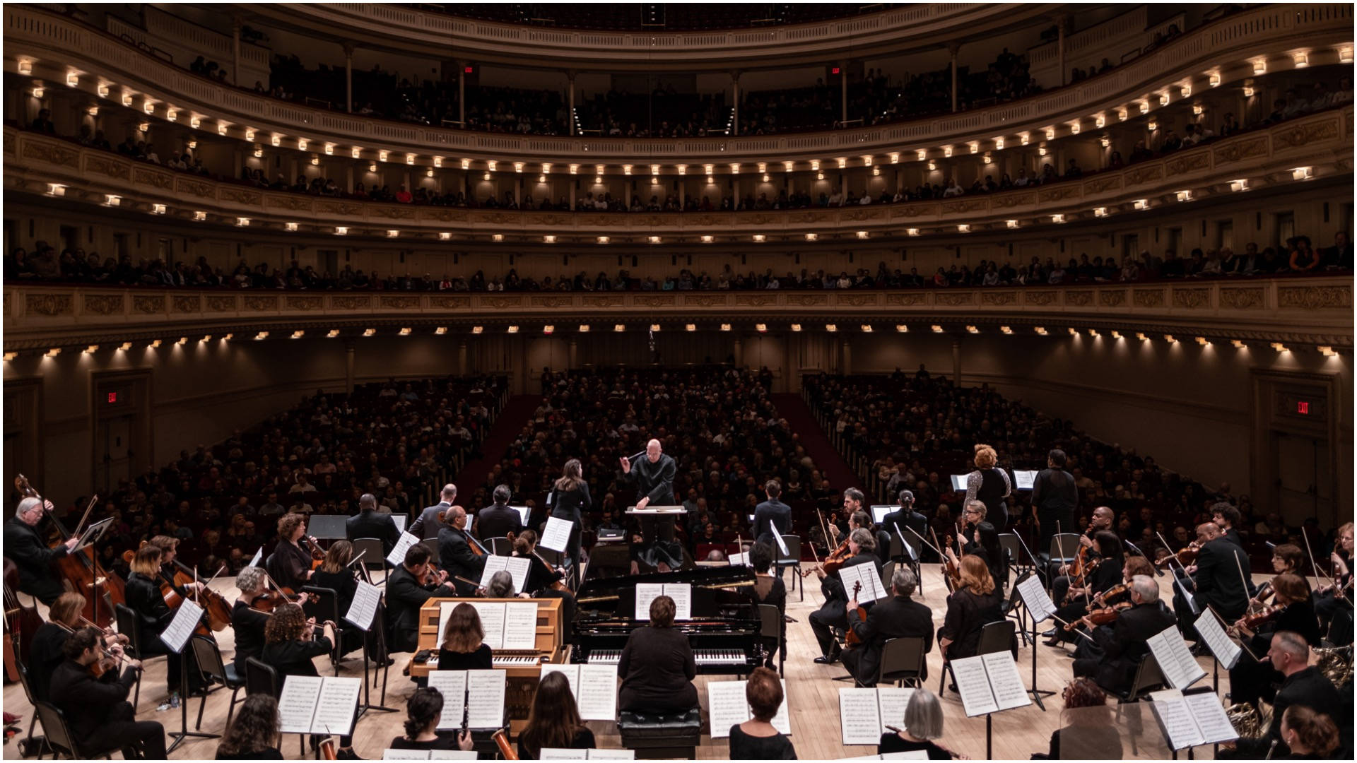 Stil dig selv scenen til Carnegie Hall og en virtuel scene som baggrund. Wallpaper