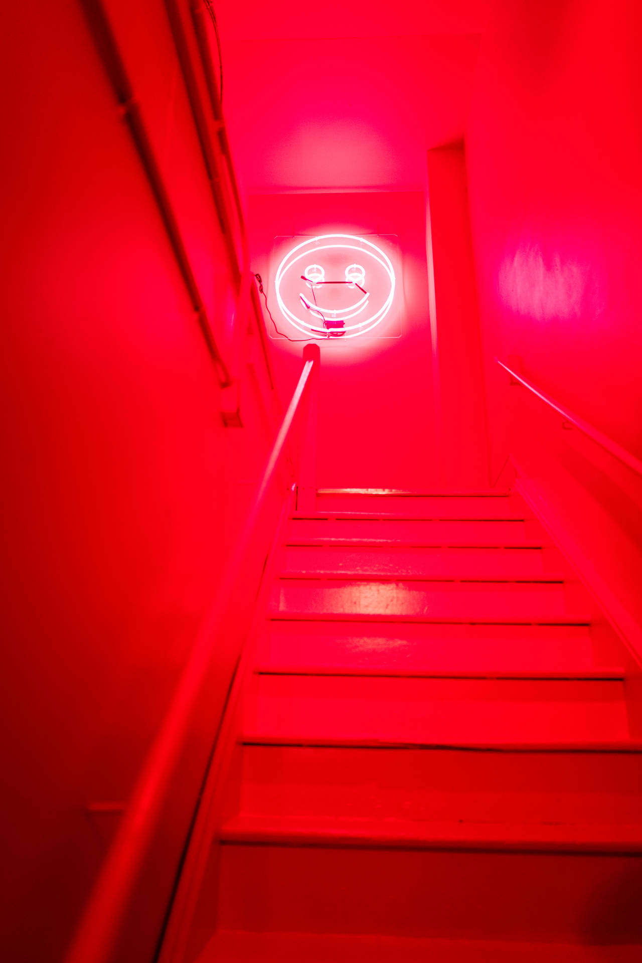 Escaleracon Luz De Color Rojo Fondo de pantalla