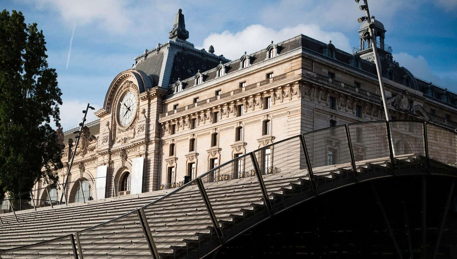 Escalerahacia El Musée D'orsay Fondo de pantalla