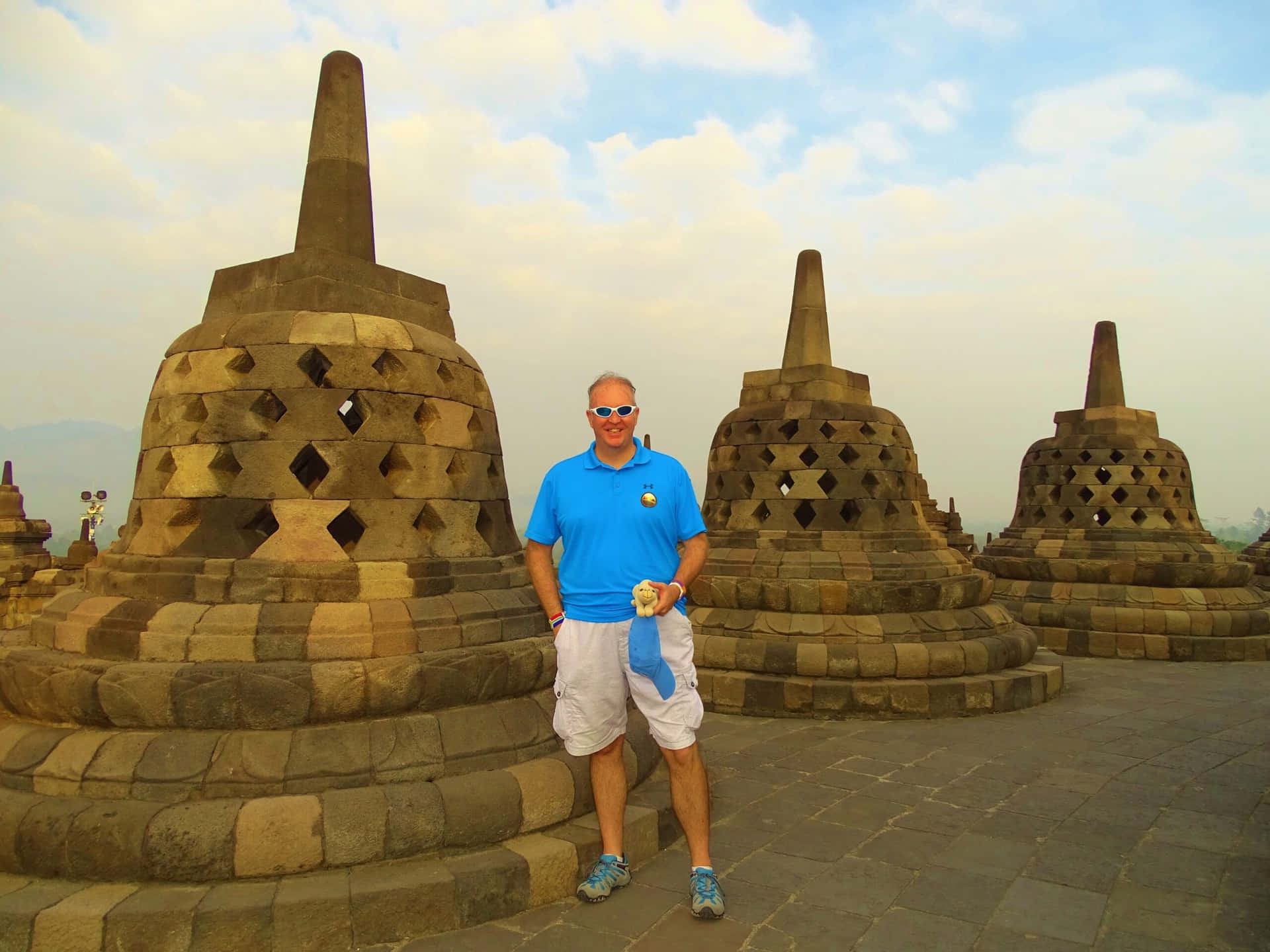 Staende tæt ved Borobudur Tempel Stupa Wallpaper