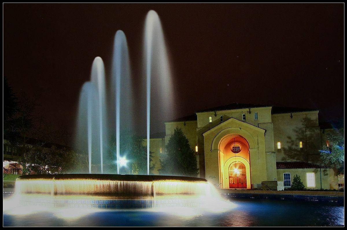 Stanforduniversity Brunnen Bei Nacht Wallpaper