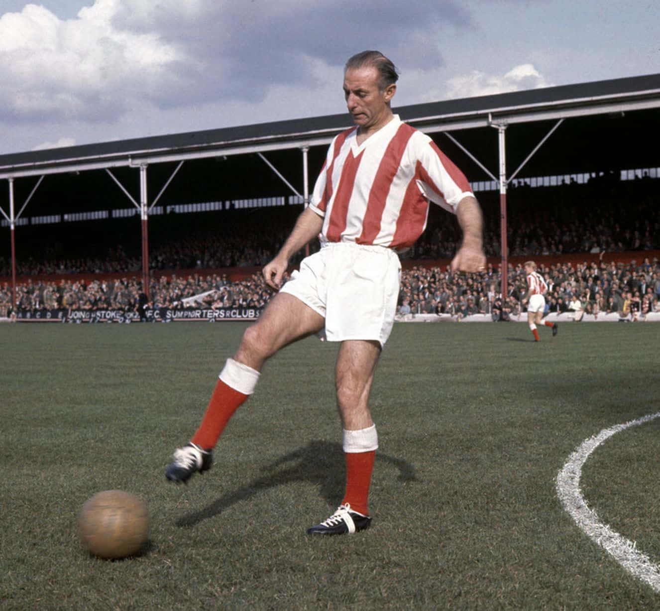 Stanley Matthews Playing On The Field Picture