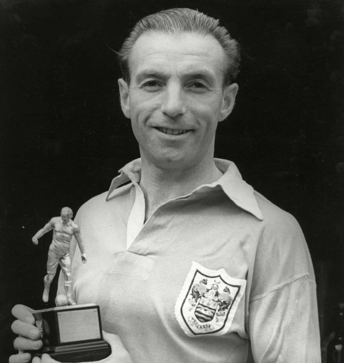 Stanleymatthews Che Posa Con Il Trofeo Del Giocatore Dell'anno Nel 1948 Sfondo
