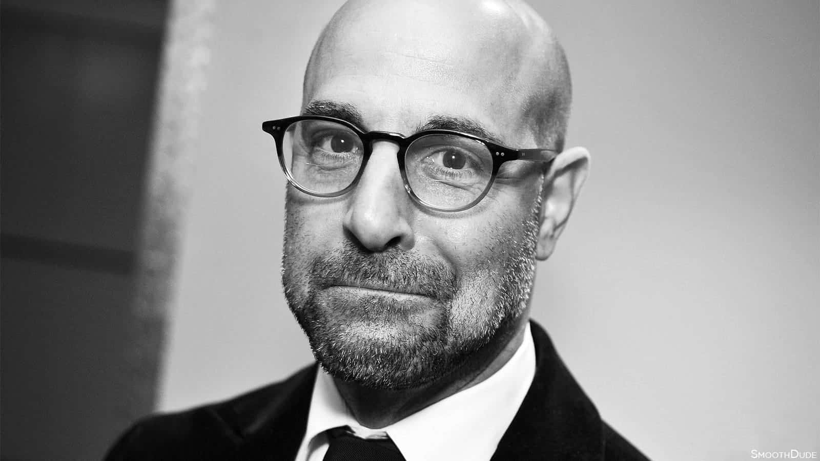 Stanley Tucci - Een Portret Van Elegantie Achtergrond